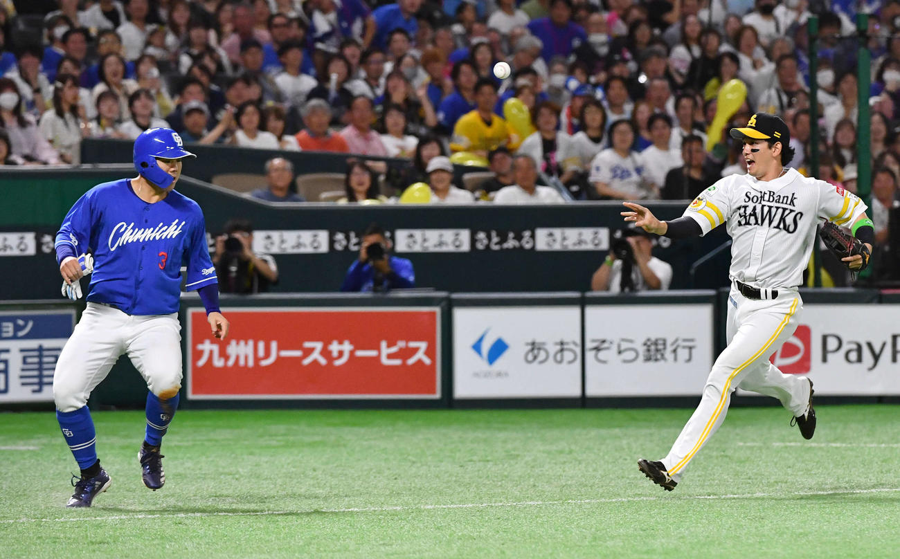 ソフトバンク対中日　7回表中日1死一、二塁、村松の右前安打で三塁をオーバーランした二塁走者の高橋周（左）は塁間に挟まれてアウトとなる。右は栗原（撮影・岩下翔太）