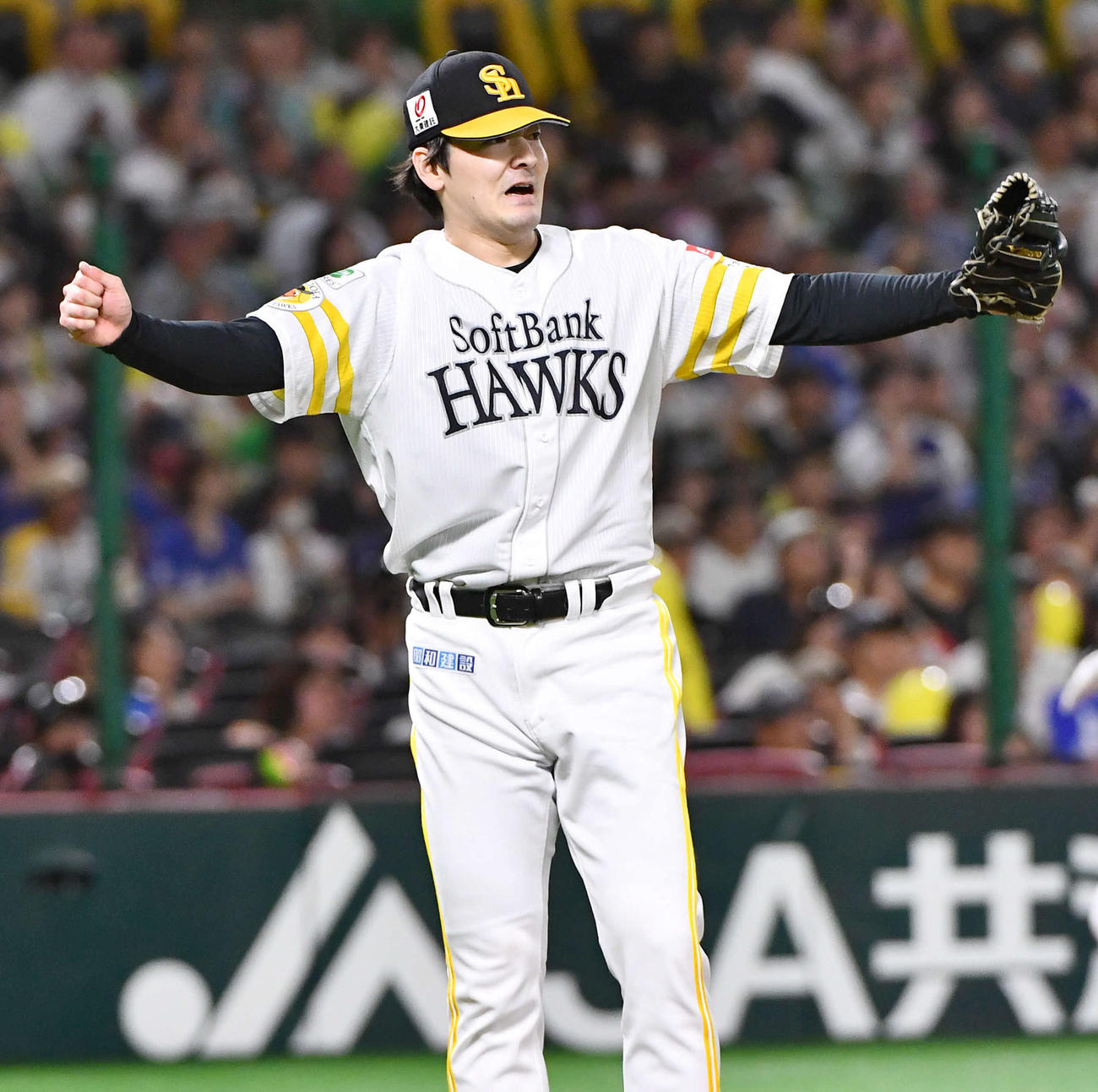 上林誠知の右飛を近藤健介が好捕しガッツポーズする有原航平（撮影・岩下翔太）