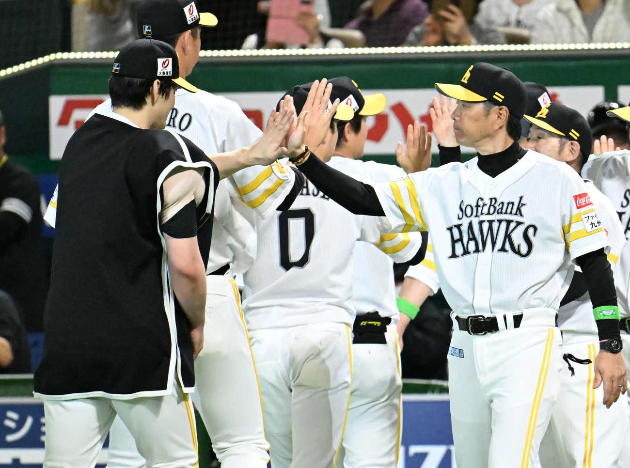 勝利を収めタッチを交わす有原航平と小久保監督（撮影・林敢治）