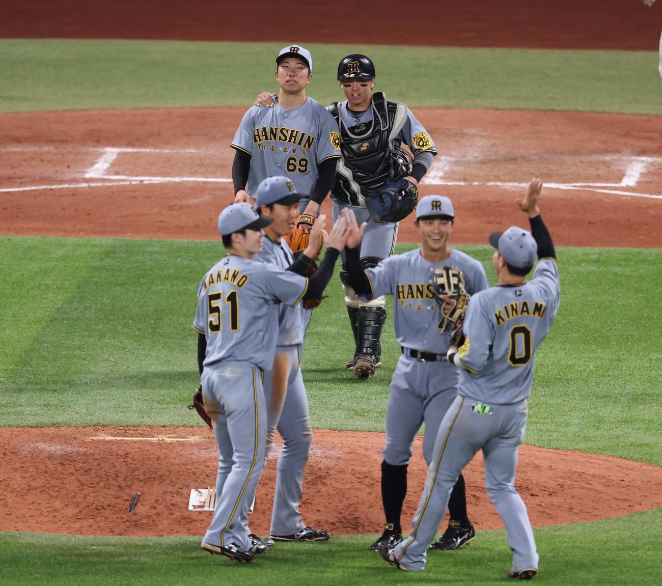 日本ハム対阪神　試合後、ホッとする石井の肩をだく梅野（撮影・黒川智章）
