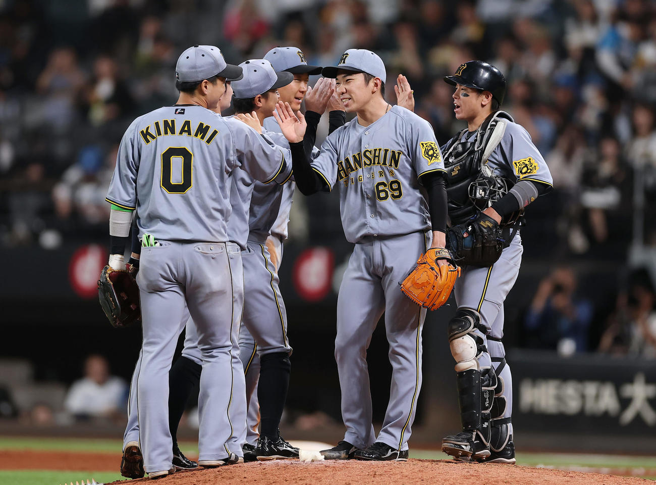 日本ハム対阪神　日本ハムに勝利しタッチを交わす阪神の選手たち（撮影・前田充）