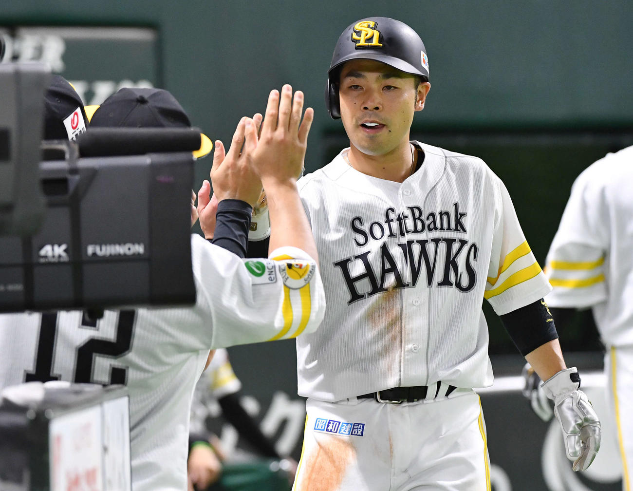 ソフトバンク対中日　2回裏ソフトバンク無死満塁、山川の先制中犠飛で生還し、ナインとタッチを交わす近藤（撮影・岩下翔太）