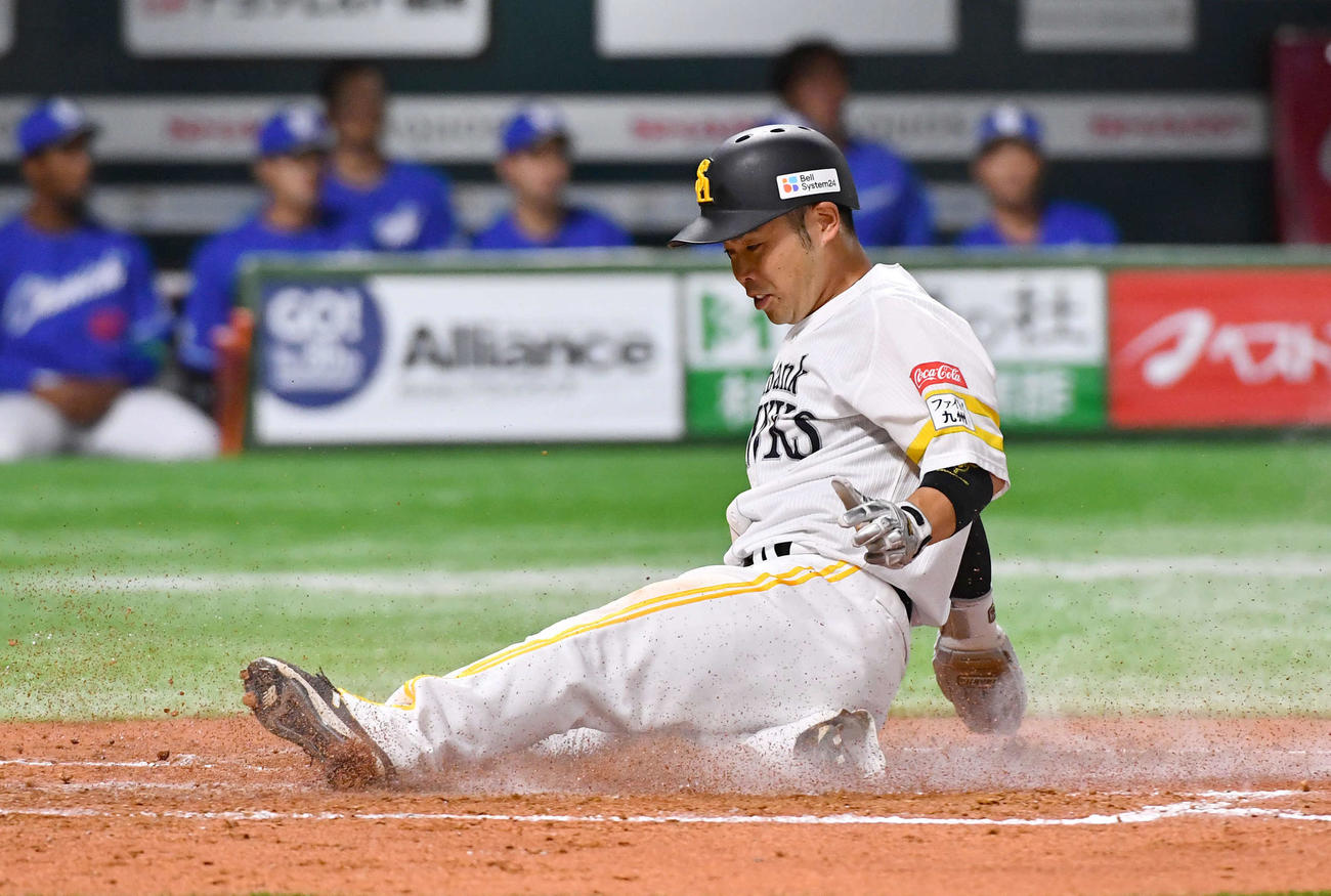ソフトバンク対中日　2回裏ソフトバンク無死満塁、山川の先制中犠飛で生還した近藤（撮影・岩下翔太）