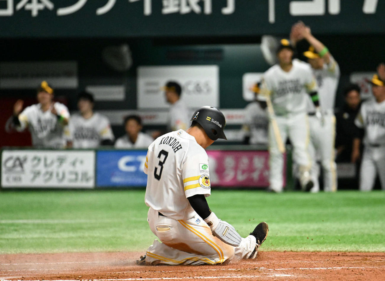 ソフトバンク対中日　2回裏ソフトバンク無死満塁、山川の犠飛で生還する近藤（撮影・林敢治）