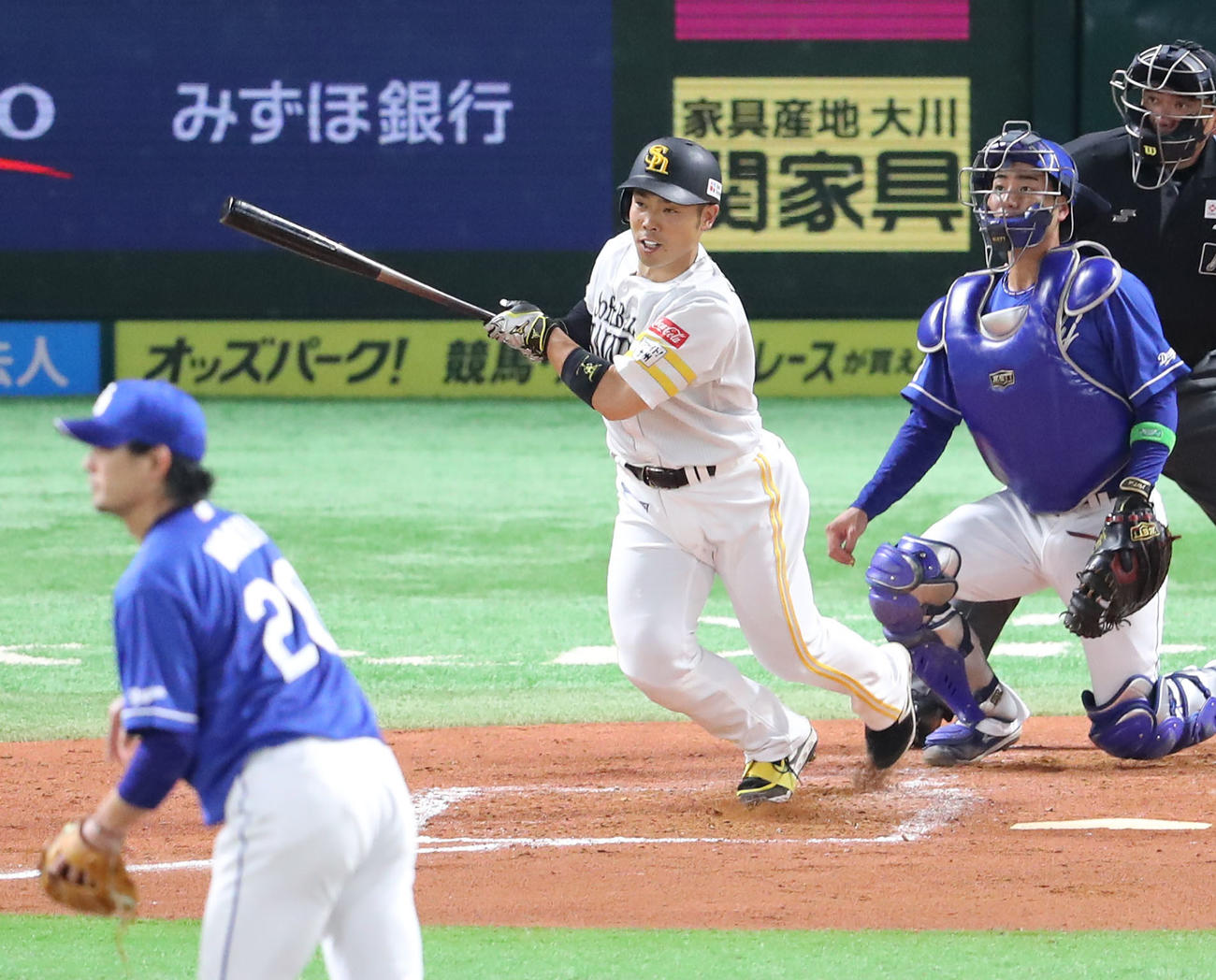 ソフトバンク対中日　2回裏ソフトバンク無死、近藤は右前安打を放つ（撮影・梅根麻紀）