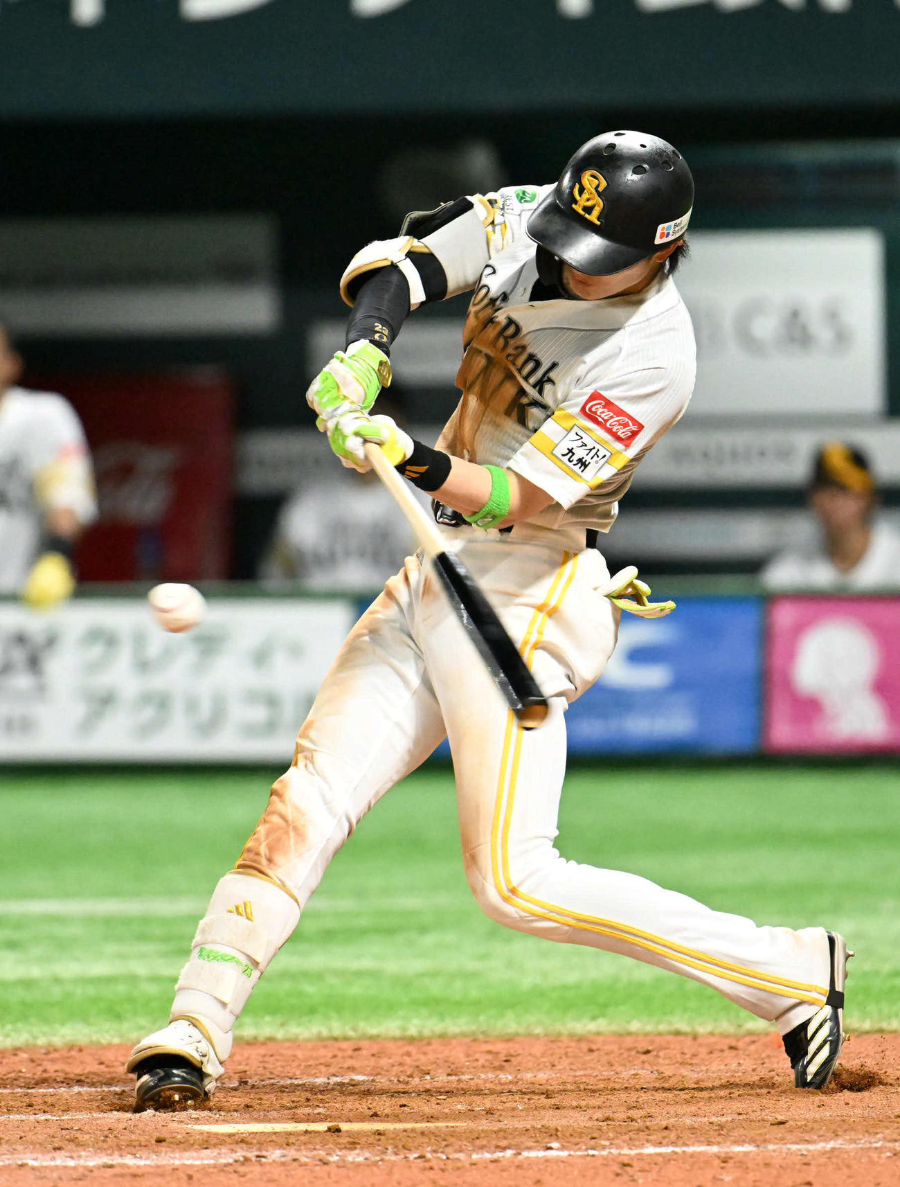 ソフトバンク対中日　4回裏ソフトバンク1死一、三塁、周東は適時打を放つ（撮影・林敢治）