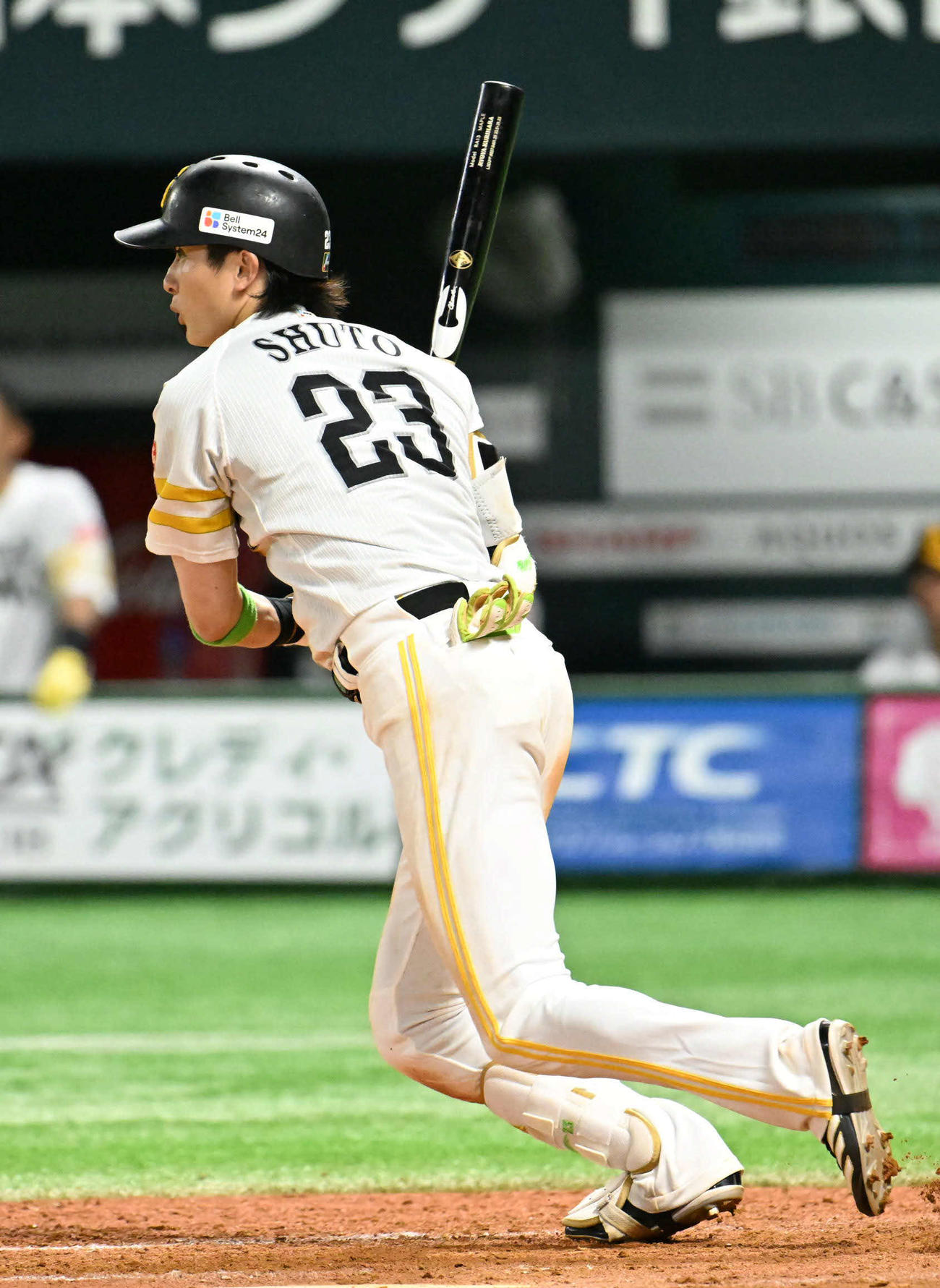 ソフトバンク対中日　4回裏ソフトバンク1死一、三塁、周東は適時打を放つ（撮影・林敢治）