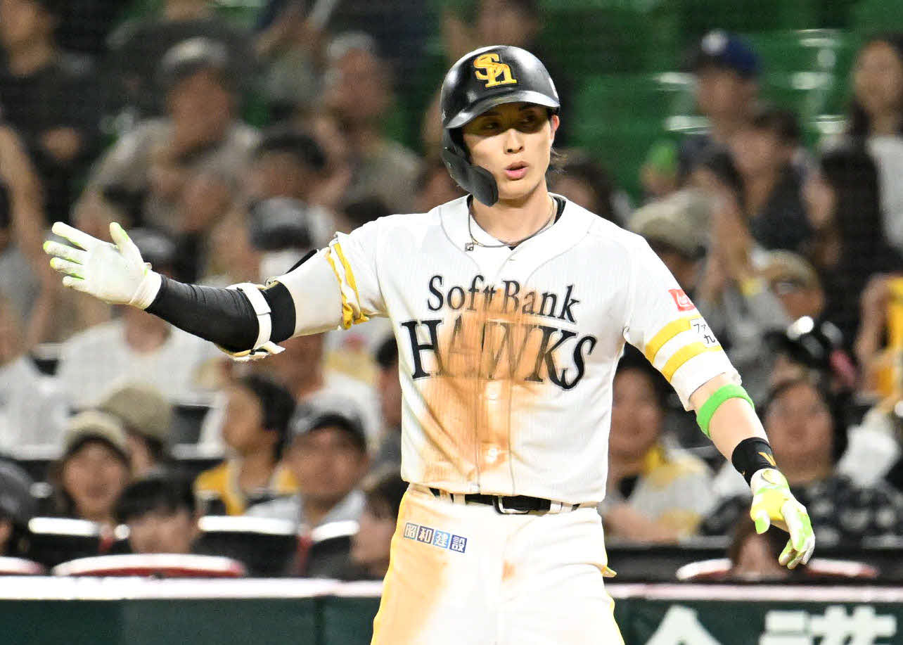 ソフトバンク対中日　4回裏ソフトバンク1死一、三塁、周東は適時打を放つ（撮影・林敢治）