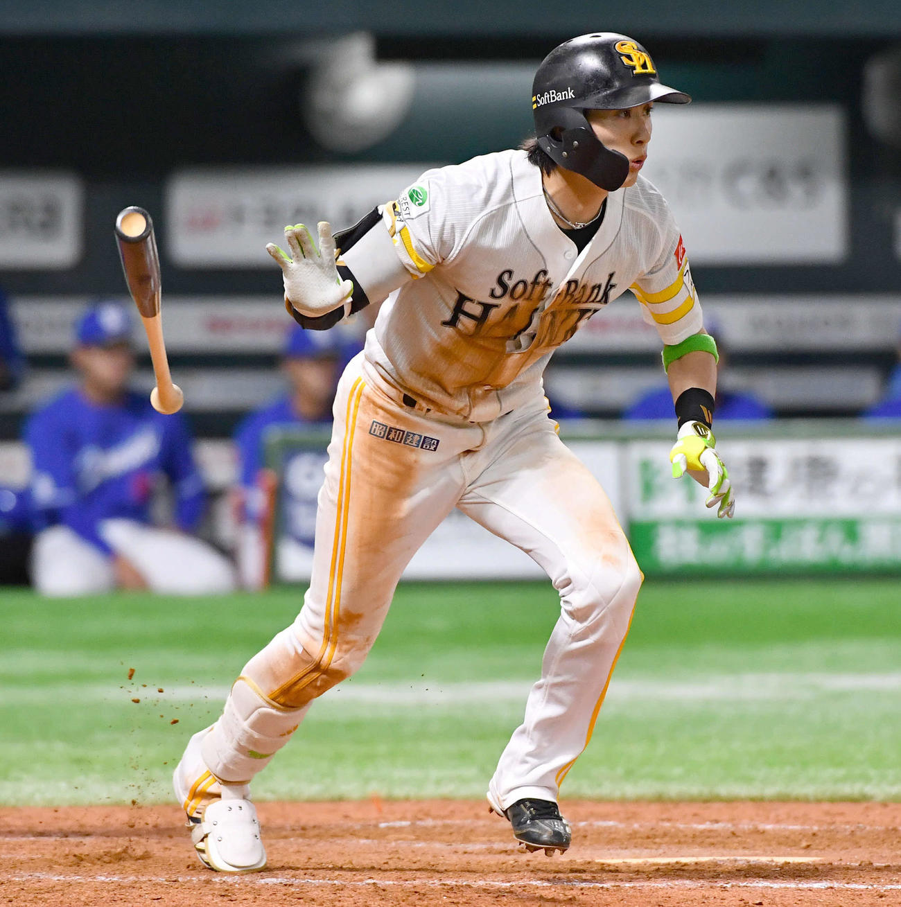 ソフトバンク対中日　4回裏ソフトバンク1死一、三塁、周東は右前適時打を放つ（撮影・岩下翔太）