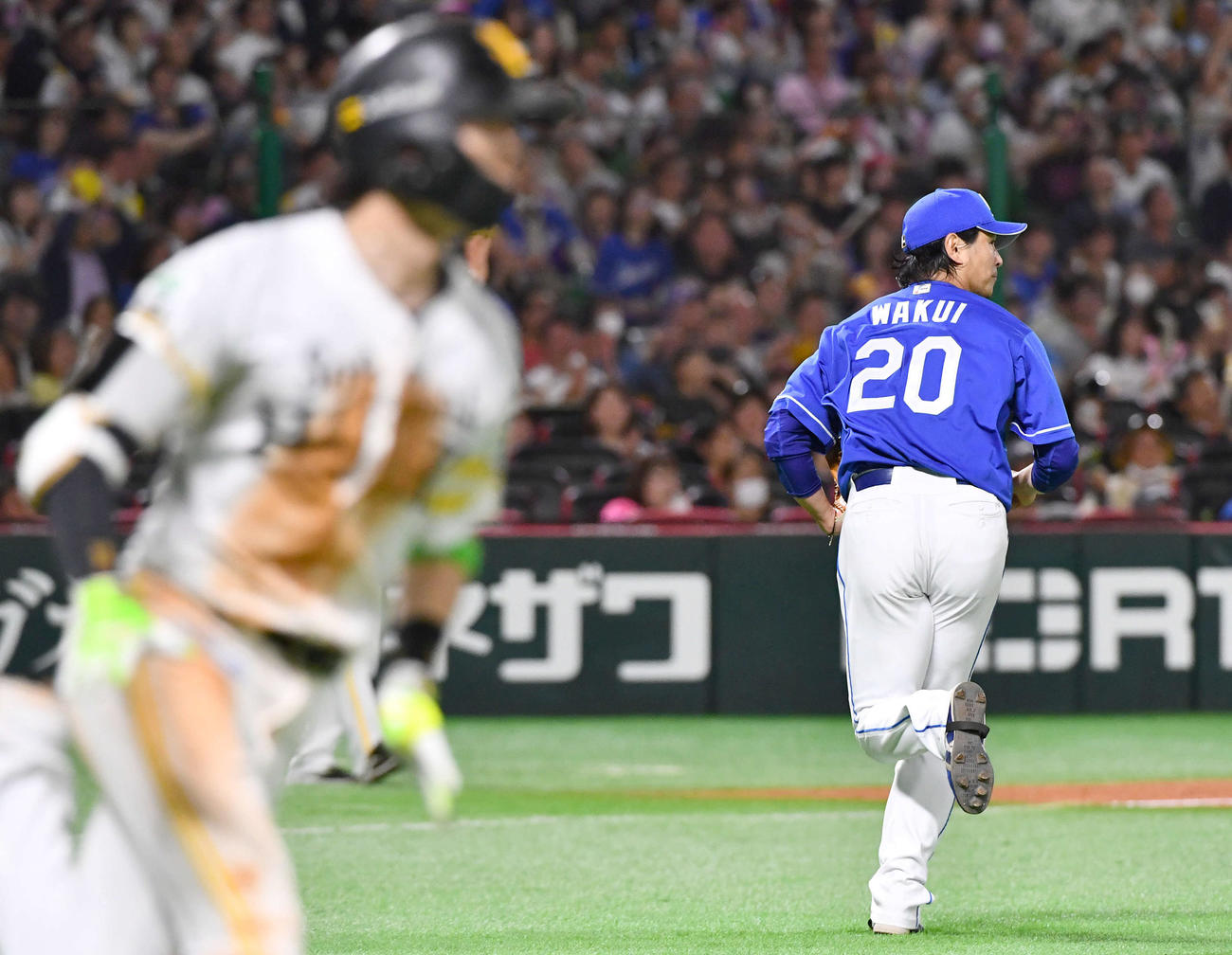 ソフトバンク対中日　4回裏ソフトバンク1死一、三塁、周東（左）に右前適時打を打たれた涌井（撮影・岩下翔太）