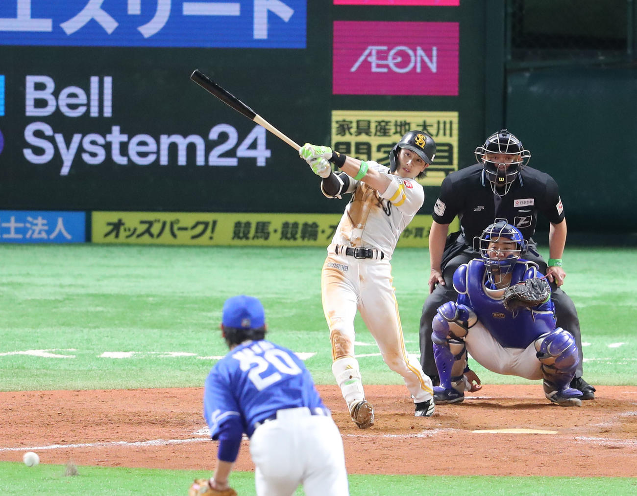 ソフトバンク対中日　4回裏ソフトバンク1死一、三塁、周東は右前に適時打を放つ（撮影・梅根麻紀）