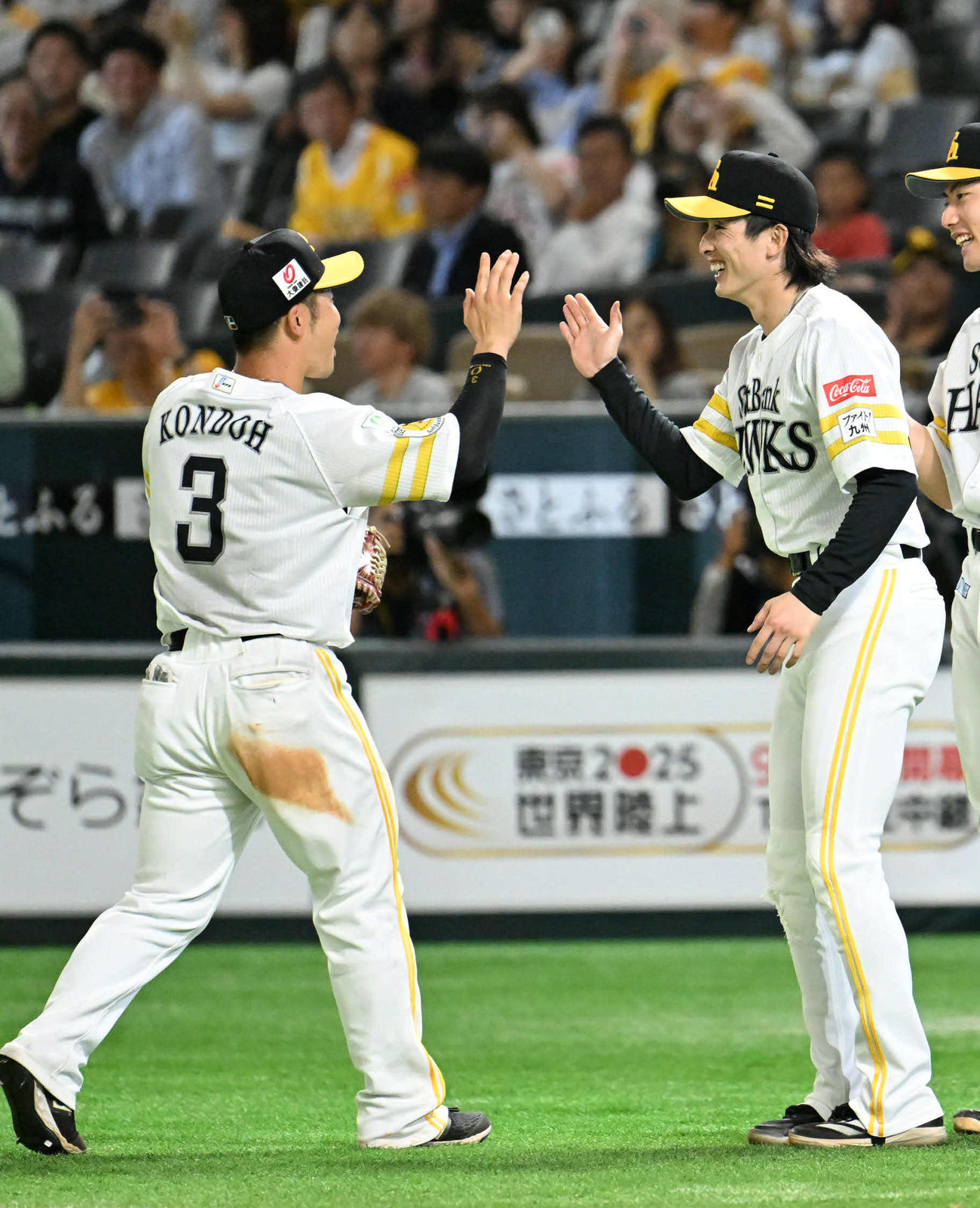 ソフトバンク対中日　勝利を収めタッチを交わす近藤（左）と周東（撮影・林敢治）