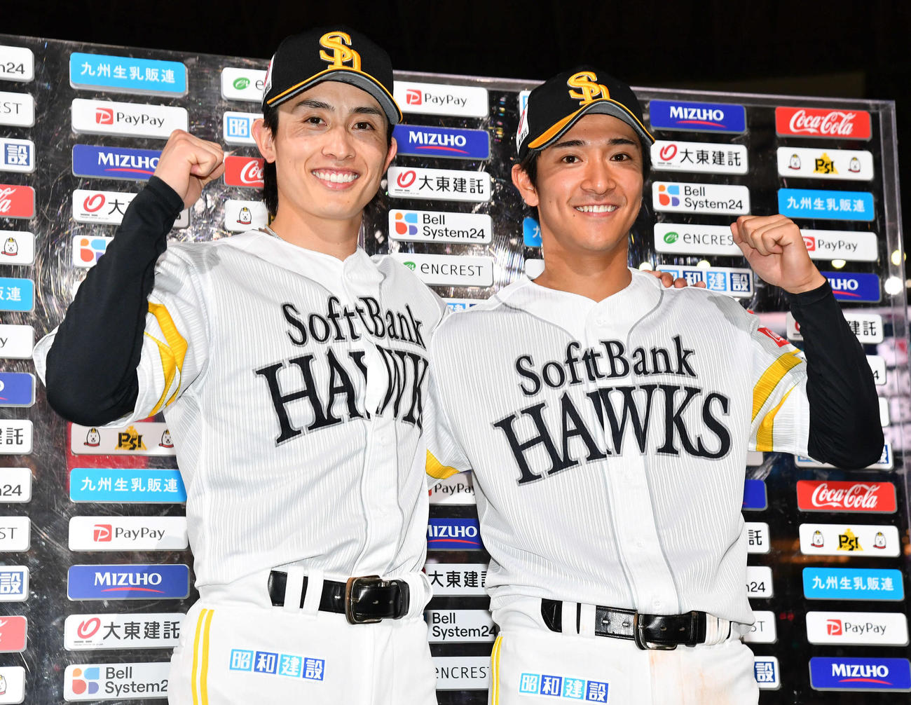 ソフトバンク対中日　中日に勝利し、お立ち台でガッツポーズする周東（左）と柳町（撮影・岩下翔太）