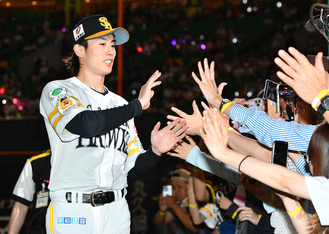 ソフトバンク対中日　中日に勝利し、ファンとハイタッチする周東（撮影・岩下翔太）
