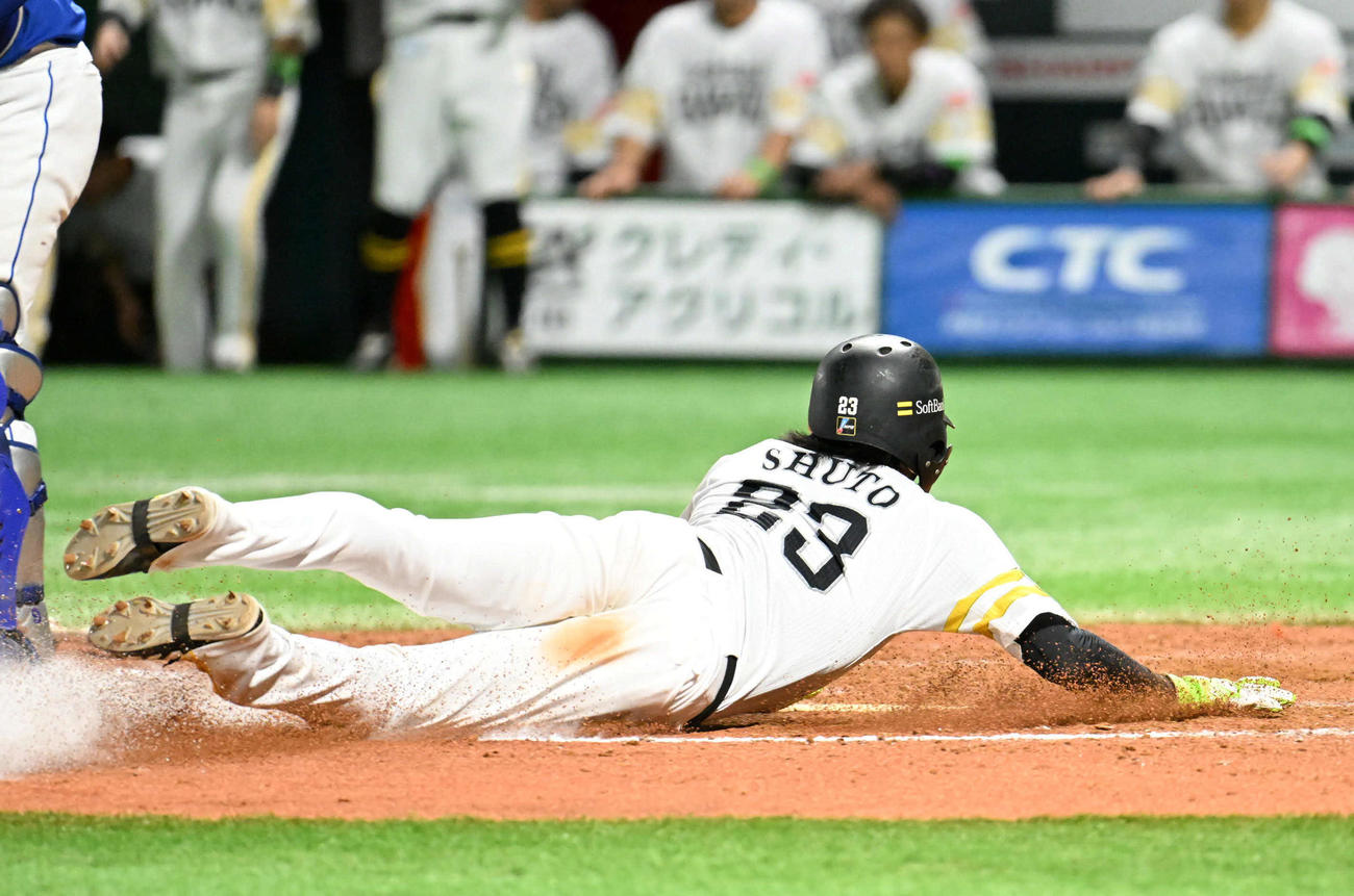 ソフトバンク対中日　3回裏ソフトバンク1死満塁、中村の犠飛で生還する周東（撮影・林敢治）
