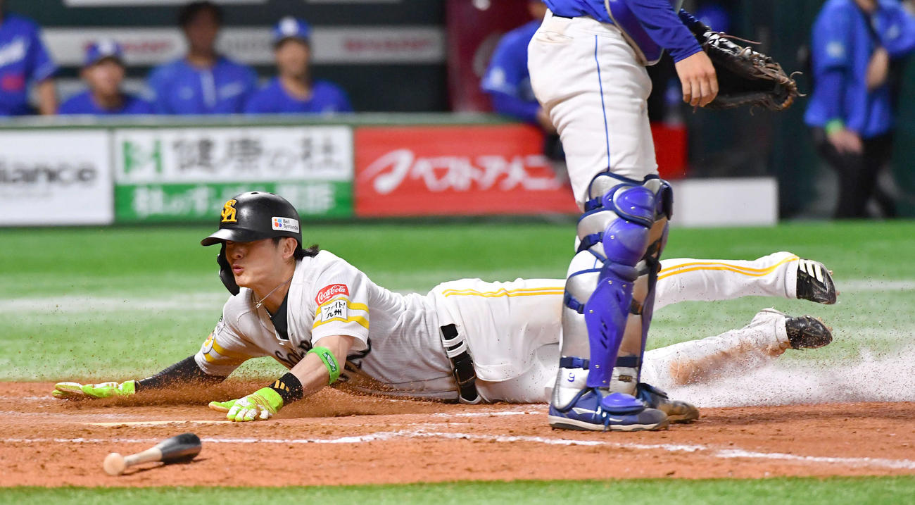 ソフトバンク対中日　3回裏ソフトバンク1死満塁、中村の中犠飛で生還した周東（撮影・岩下翔太）