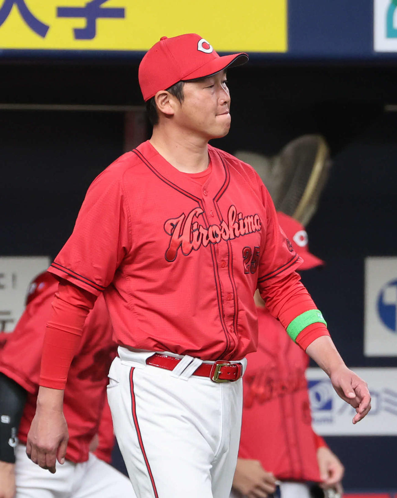 オリックス対広島　7回の攻撃を終え、選手交代を告げるためベンチを出る広島新井監督（撮影・西尾就之）