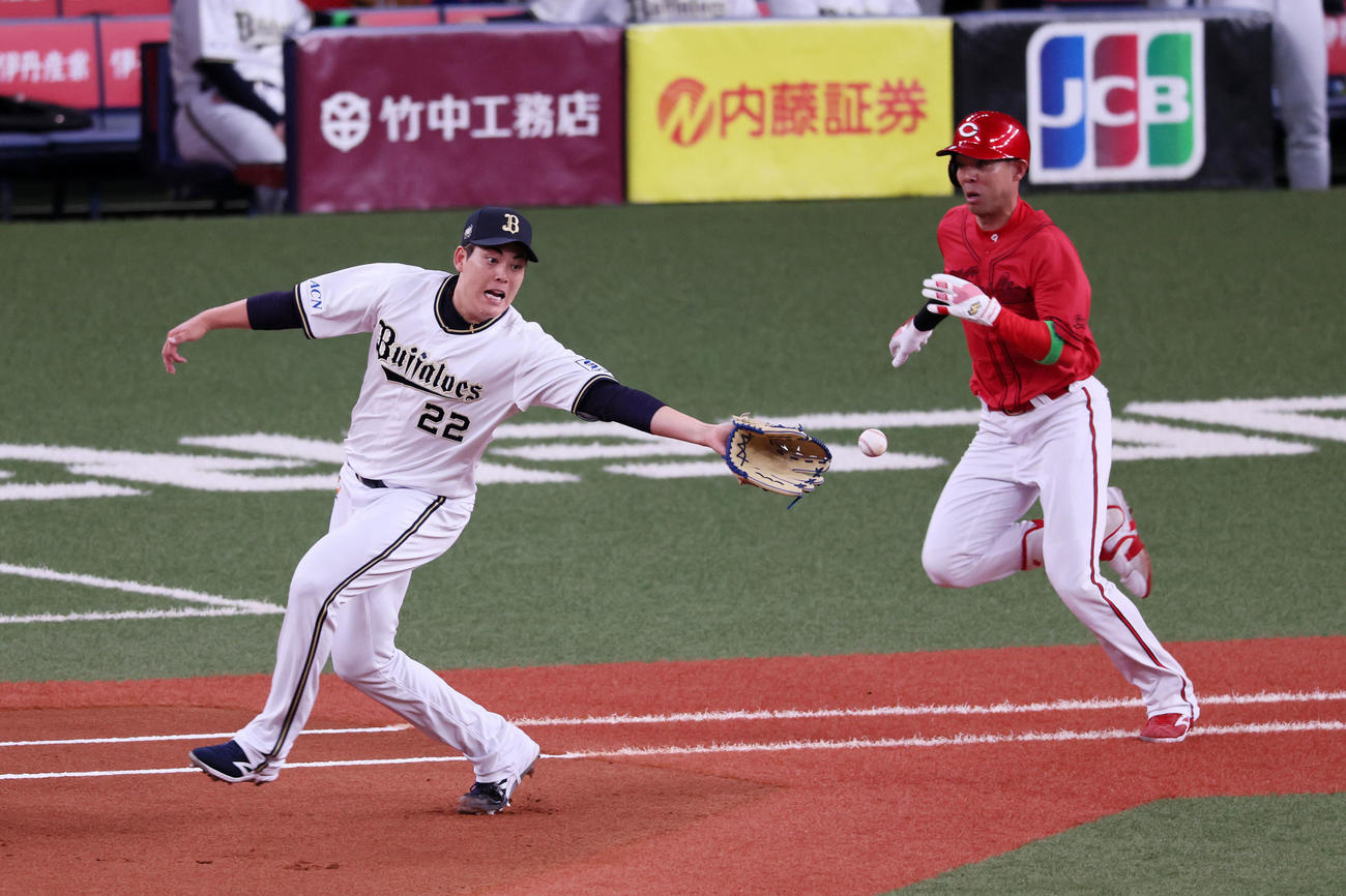 オリックス対広島　1回表広島無死、九里は秋山の打球で一塁カバーに入るが捕球出来ずエラーとなる（撮影・加藤哉）