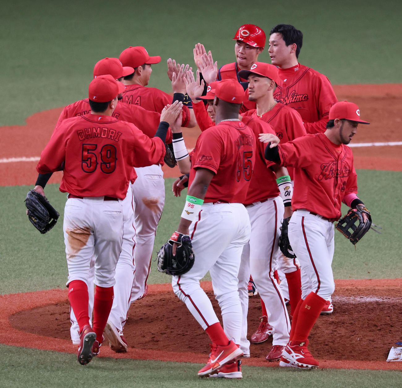 オリックス対広島　オリックスに勝利しマウンドでナインとタッチする栗林（撮影・加藤哉）