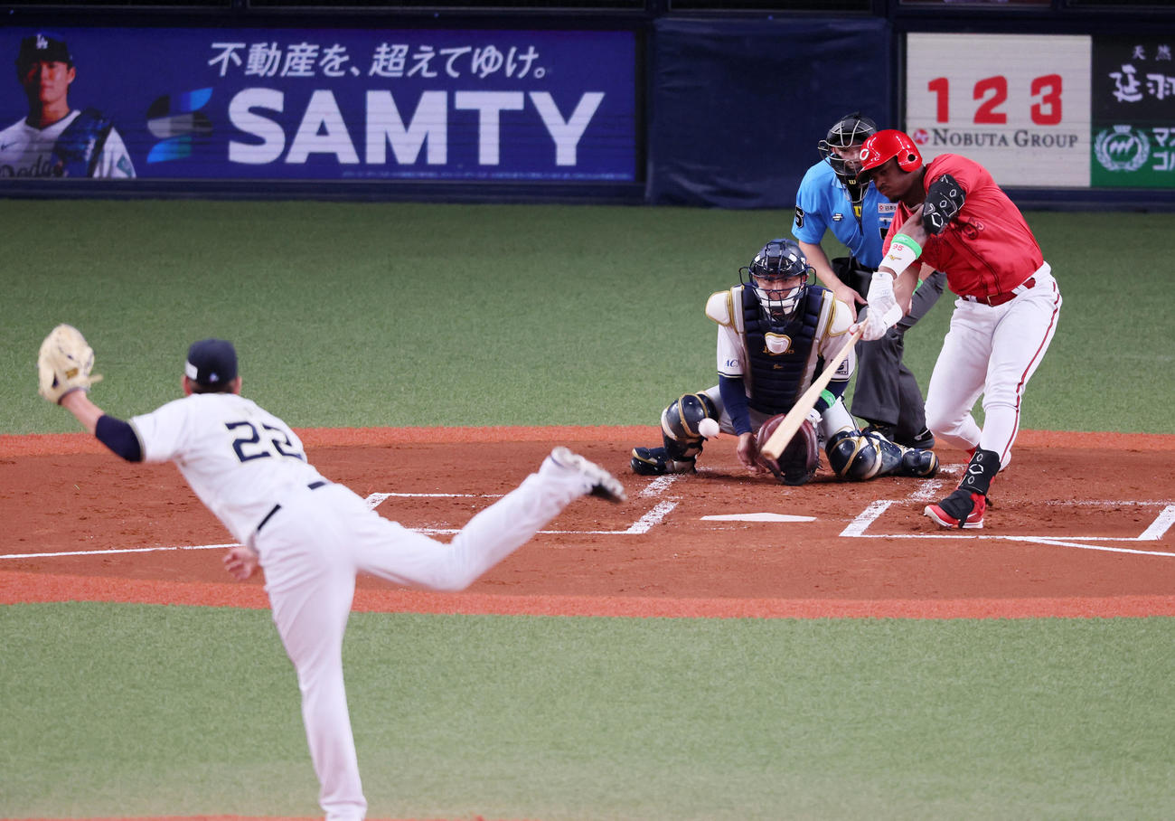 オリックス対広島　1回表広島2死三塁、モンテロは右前適時打を放つ。投手九里（撮影・加藤哉）