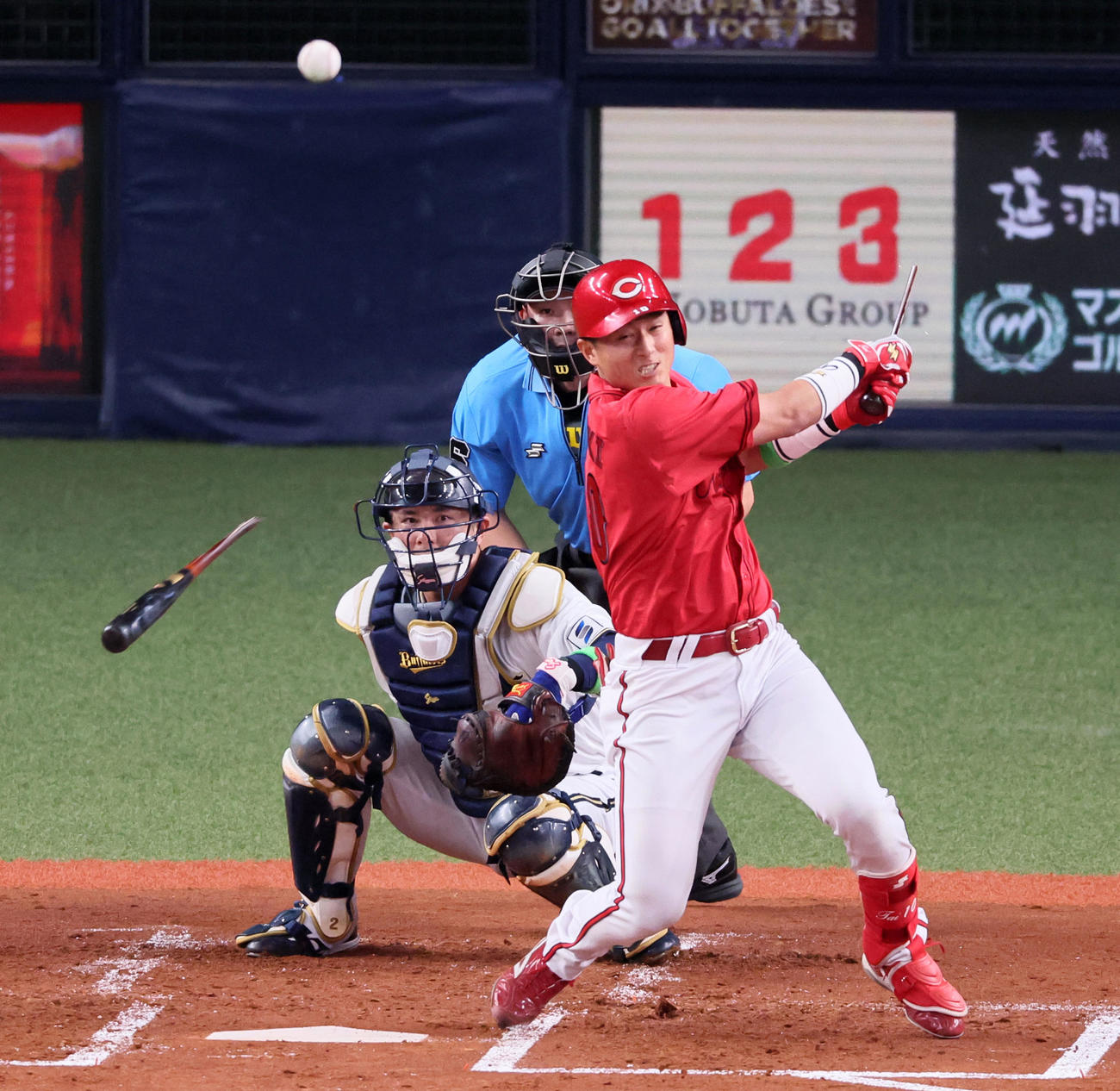 オリックス対広島　1回表広島2死一、二塁、佐々木は二塁へ内野安打を放つ（撮影・加藤哉）