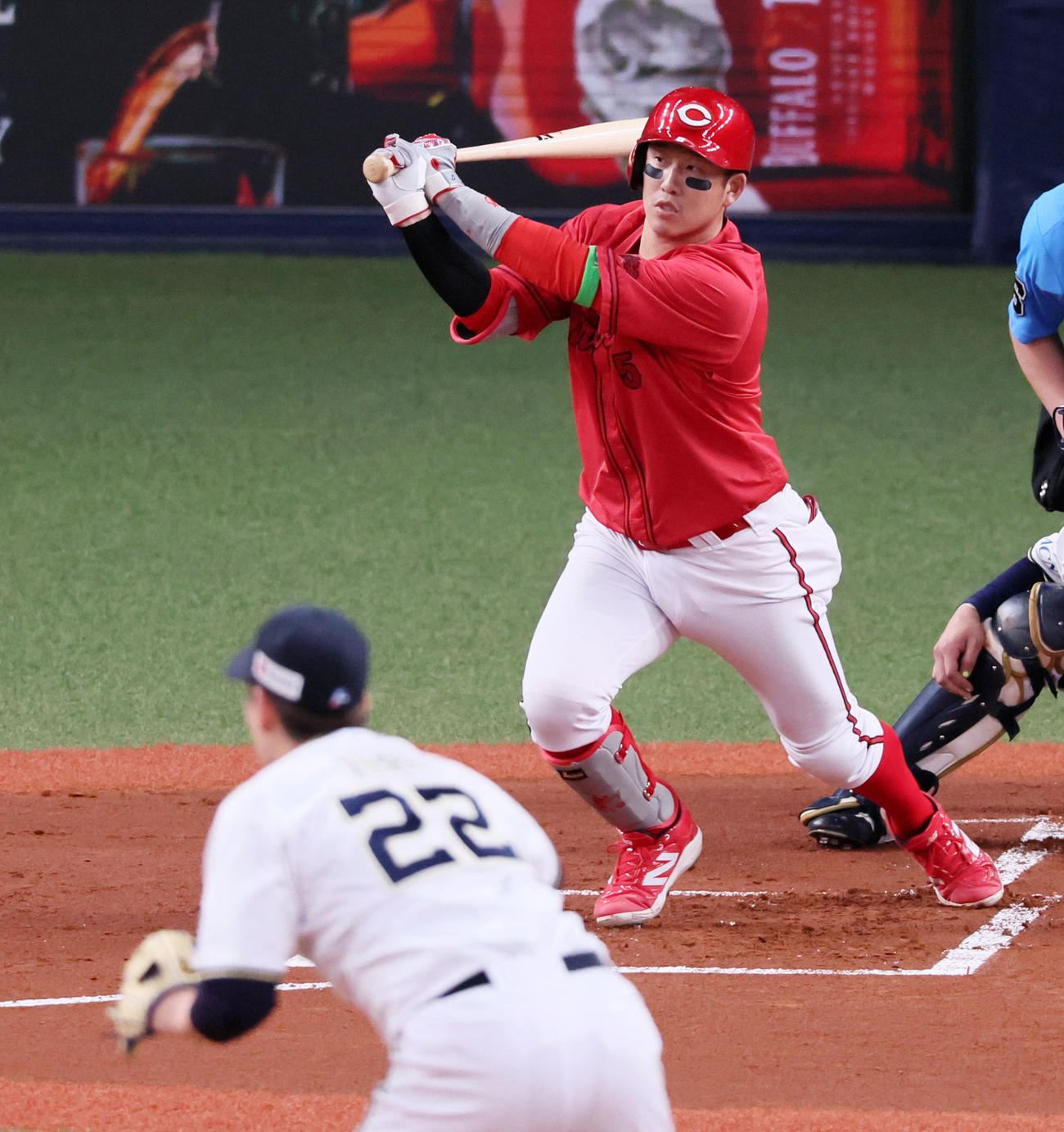 オリックス対広島　1回表広島無死二塁、小園は右越え適時二塁打を放つ。投手九里（撮影・加藤哉）