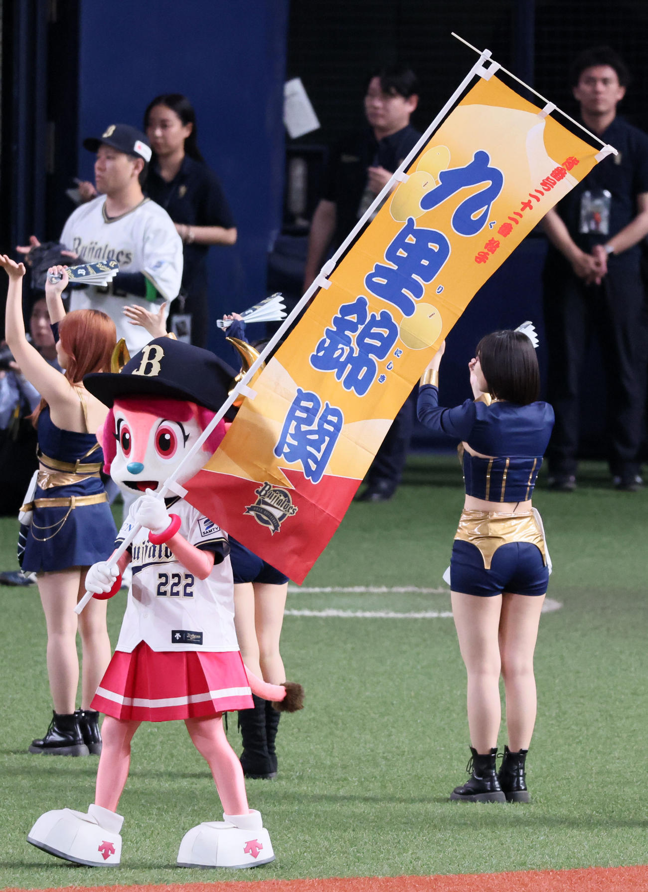 オリックス対広島　九里ののぼりを持つバファローベル（撮影・加藤哉）