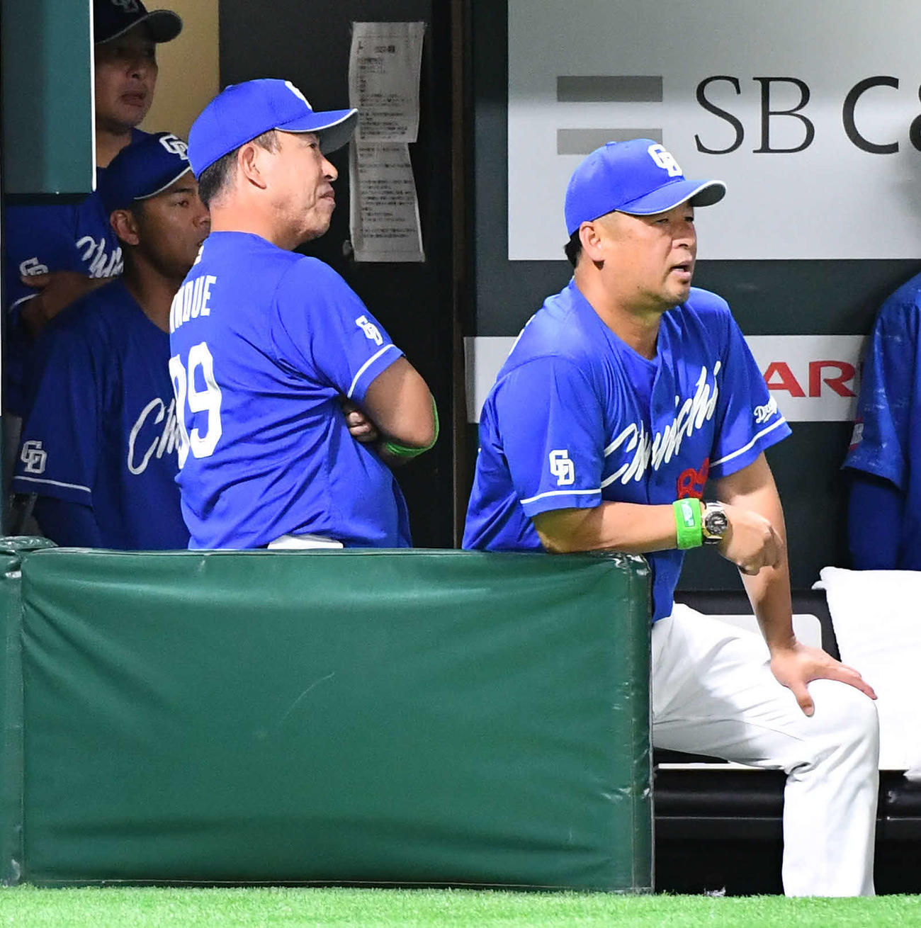 ソフトバンク対中日　7回表中日1死一、二塁、村松の右前安打で三塁をオーバーランした二塁走者の高橋周が塁間に挟まれてアウトとなり、ベンチで厳しい表情を見せる井上監督（左）（撮影・岩下翔太）