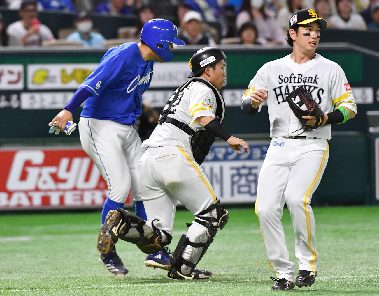 ソフトバンク対中日　7回表中日1死一、二塁、村松の右前安打で三塁をオーバーランした二塁走者の高橋周（左）は塁間に挟まれてアウトとなる（撮影・岩下翔太）