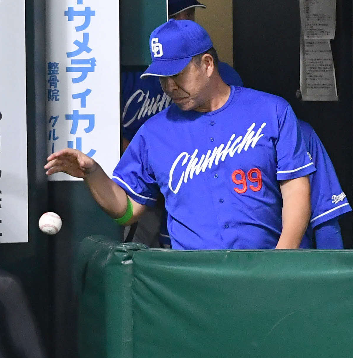 ソフトバンク対中日　ソフトバンクに完封負けとなり、手にしていたボールを落としてベンチを後にする中日井上監督（撮影・岩下翔太）