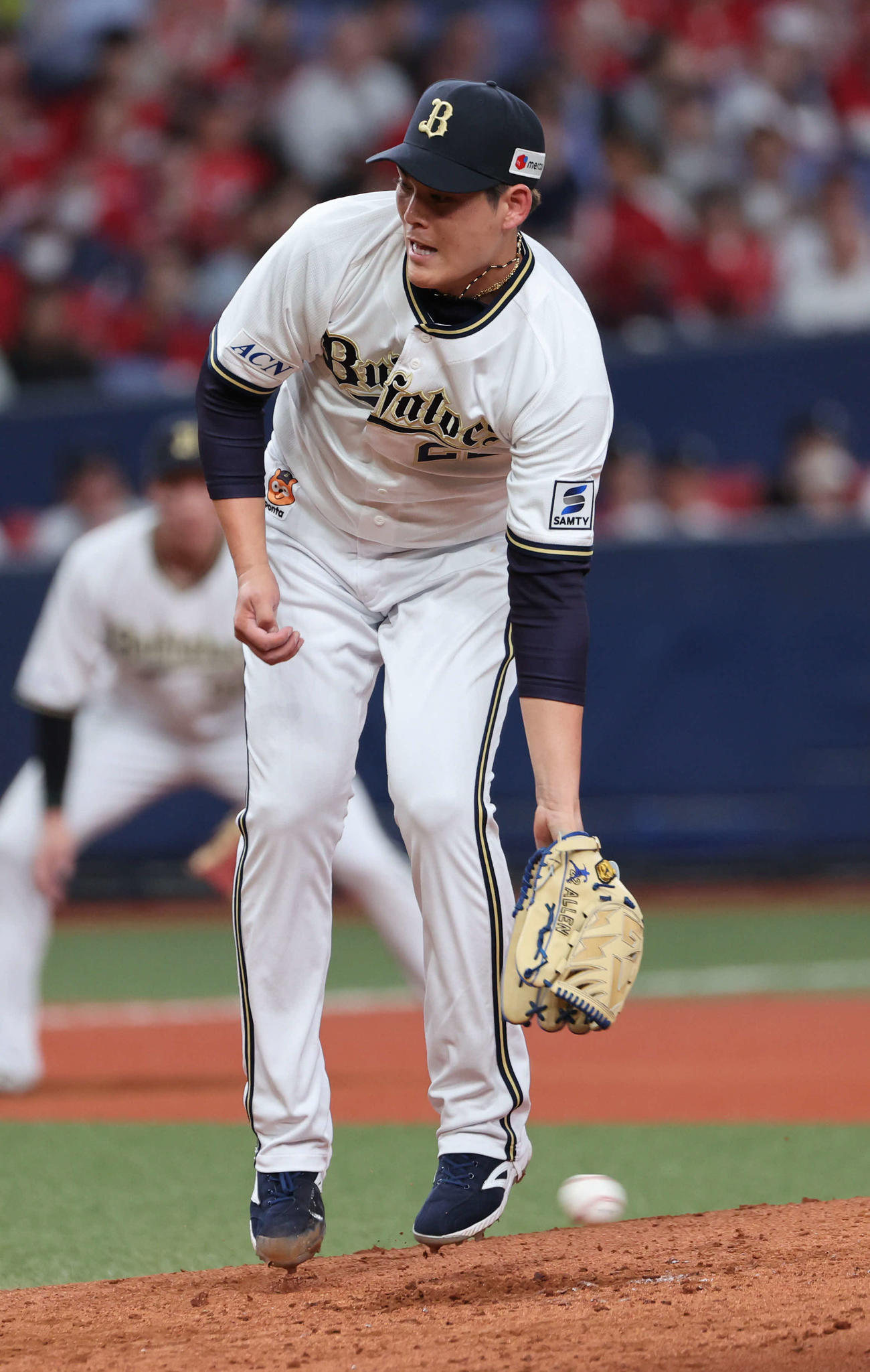 オリックス対広島　4回表広島1死、オリックス先発の九里は矢野の打球にグラブを出すも捕れず、中前打となる（撮影・西尾就之）