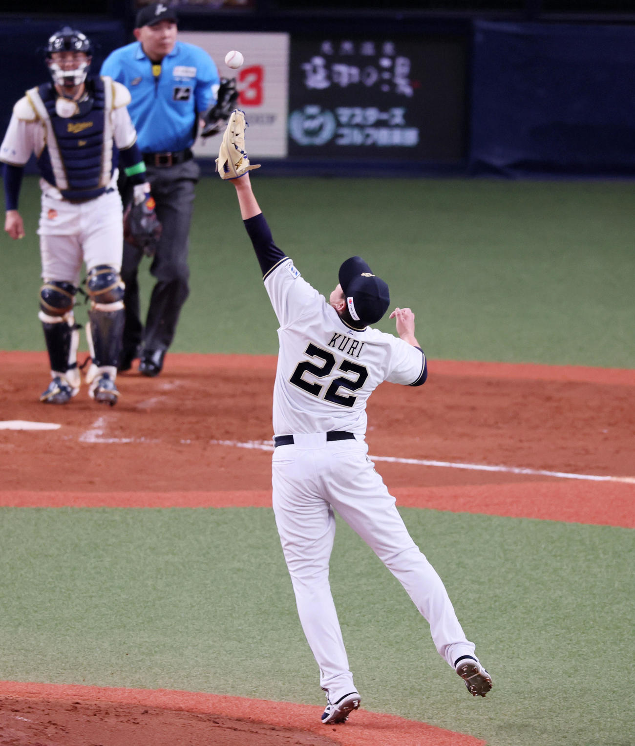 オリックス対広島　5回表広島2死一、三塁、九里は野間の打球を捕球できず適時内野安打となり失点（撮影・加藤哉）