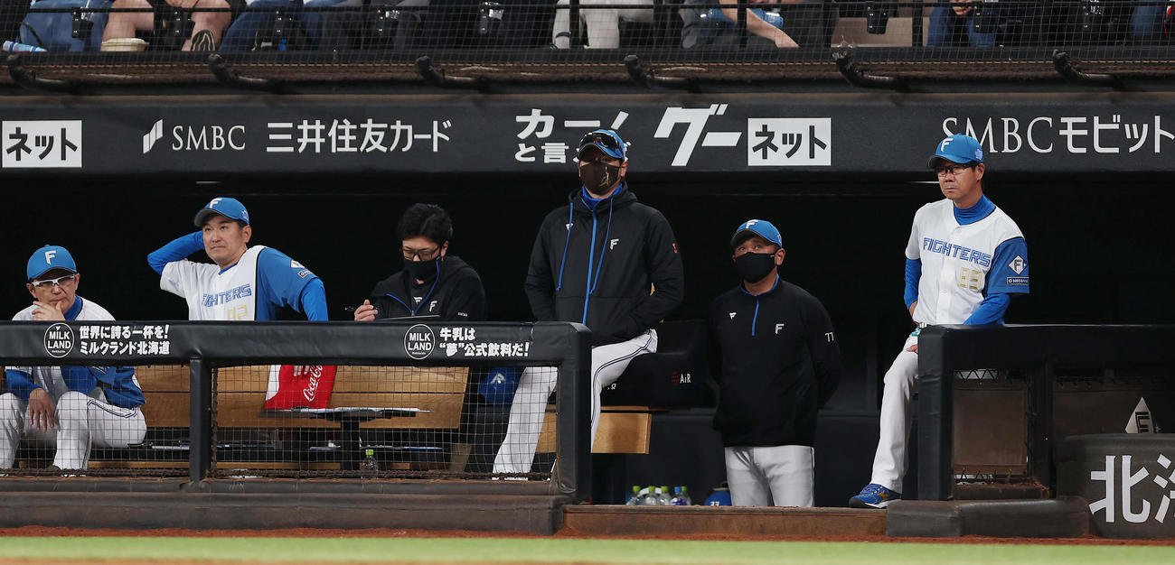 日本ハム対阪神　9回裏日本ハム2死一塁、ベンチから見守る新庄監督（中央）ら（撮影・前田充）
