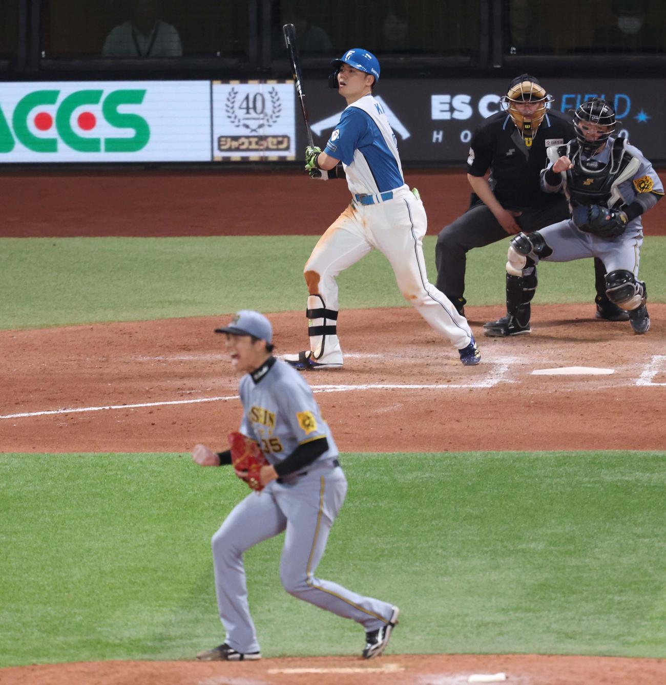 日本ハム対阪神　8回裏日本ハム2死一、二塁、三振に終わる清宮幸（撮影・黒川智章）