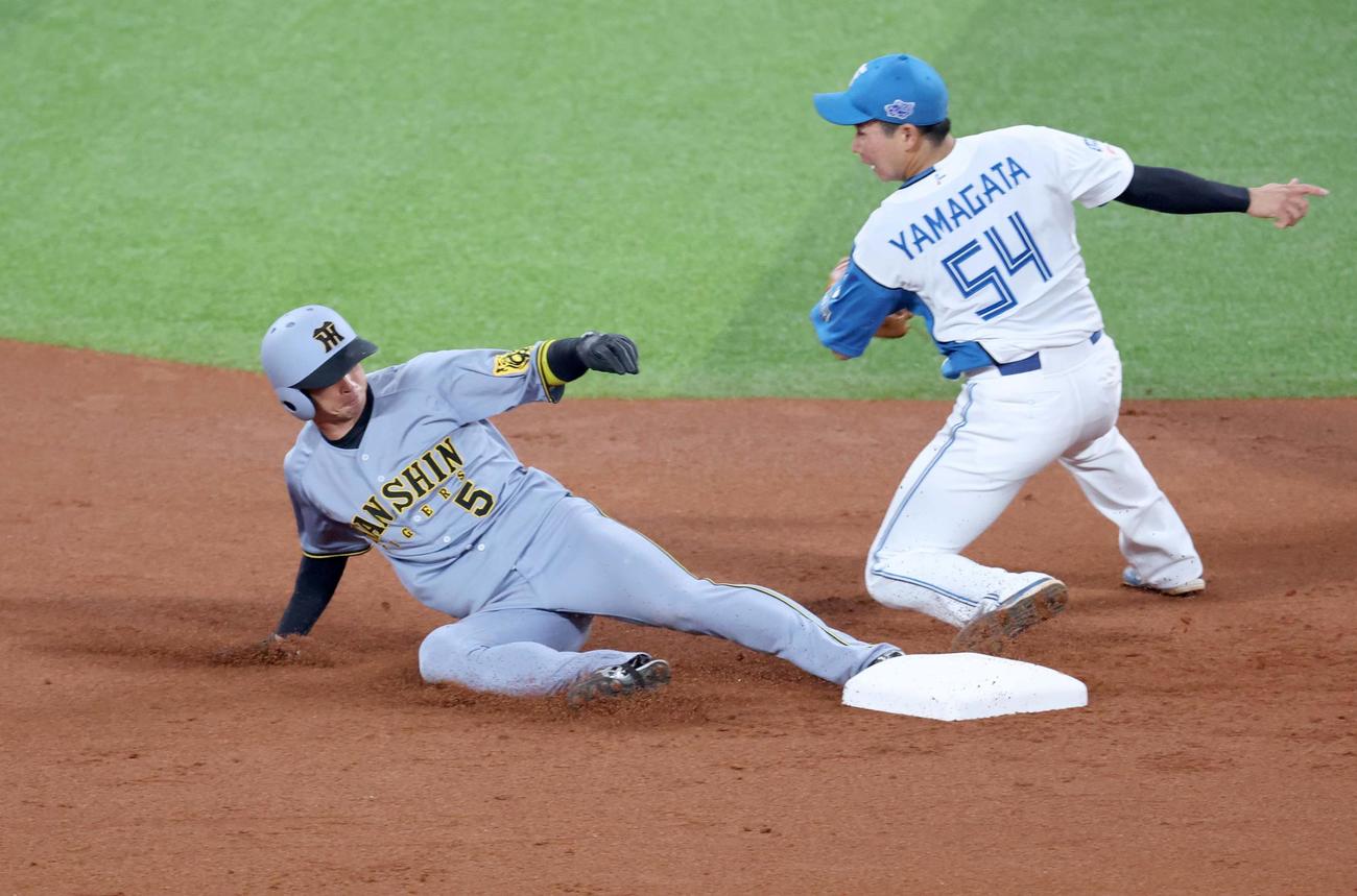 日本ハム対阪神　3回表阪神1死一塁、盗塁を決める近本（撮影・黒川智章）