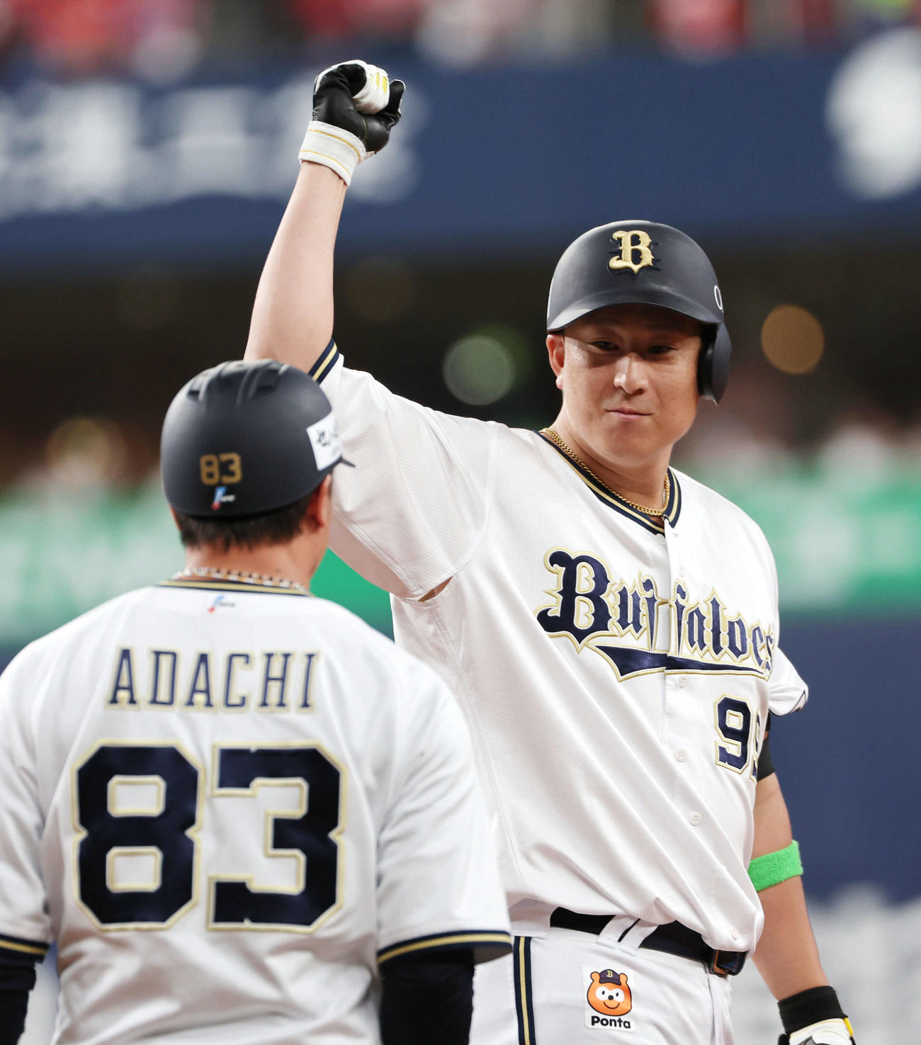 オリックス対広島　6回裏オリックス2死一、二塁、杉本は右へ適時打を放ち、一塁ベース上でポーズ（撮影・西尾就之）