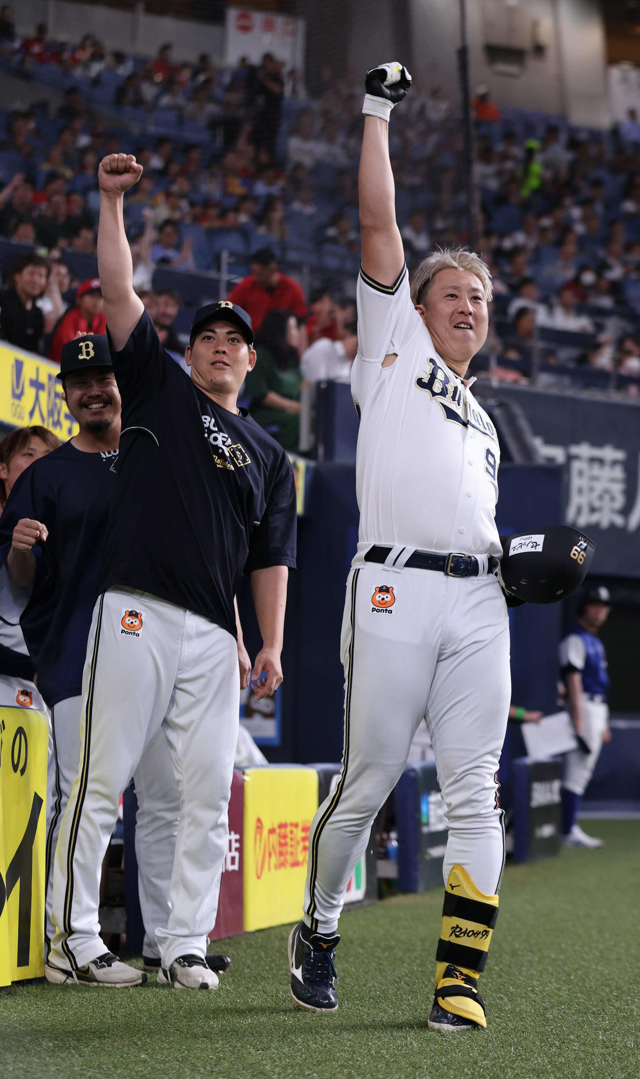 オリックス対広島　9回裏オリックス無死、杉本（右）は本塁打を放ち、ベンチ前で昇天ポーズを決める。左は九里（撮影・西尾就之）