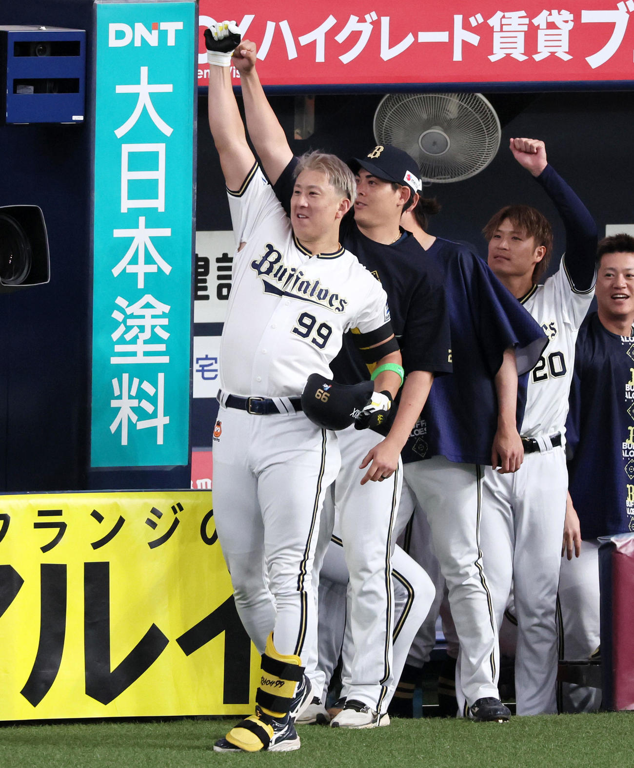 オリックス対広島　9回裏オリックス無死、杉本は左中間越えソロ本塁打を放ち昇天ポーズを決める（撮影・加藤哉）