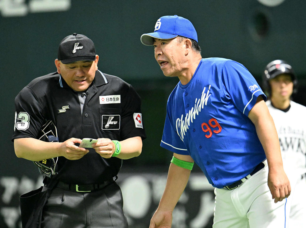 ソフトバンク対中日　7回終了後選手交代を告げる井上監督（右）（撮影・林敢治）