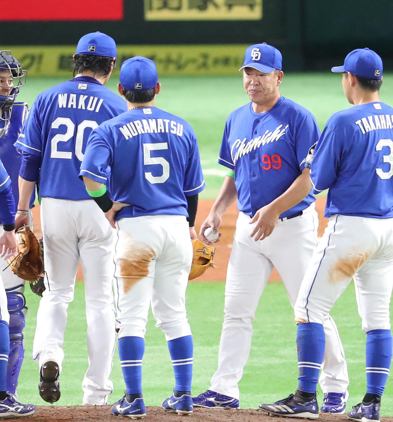 ソフトバンク対中日　5回途中、井上監督はマウンドに行き涌井に交代を告げる（撮影・梅根麻紀）