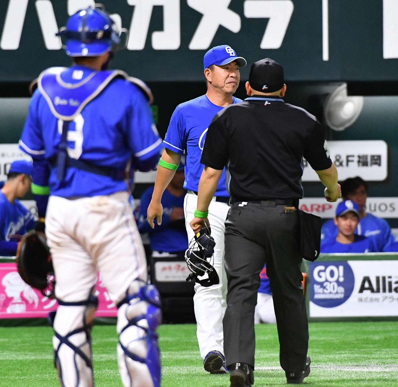 ソフトバンク対中日　5回裏ソフトバンク無死一塁、投手の交代に向かう井上監督（撮影・岩下翔太）