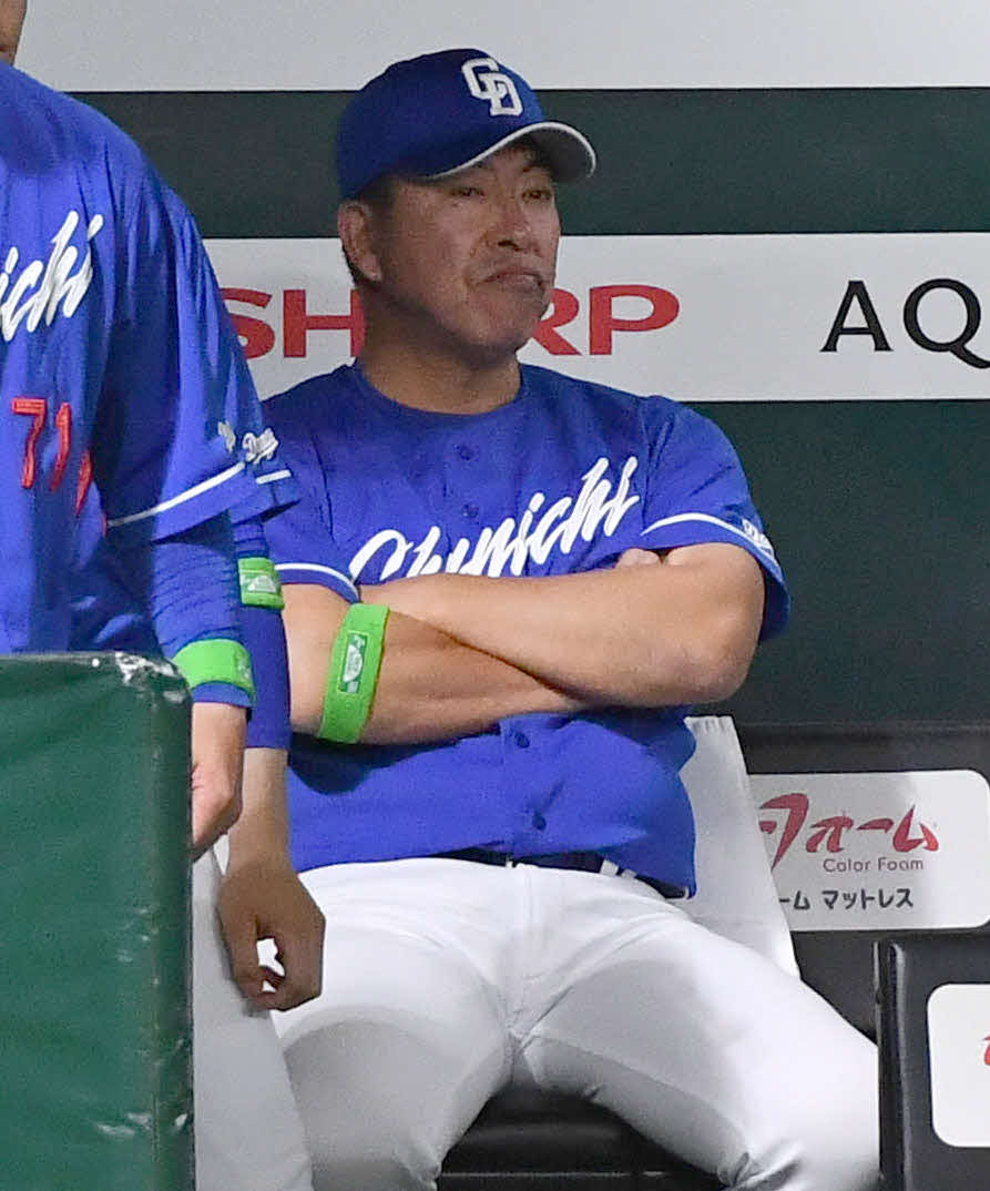 ソフトバンク対中日　4回裏、ベンチで厳しい表情を見せる井上監督（撮影・岩下翔太）