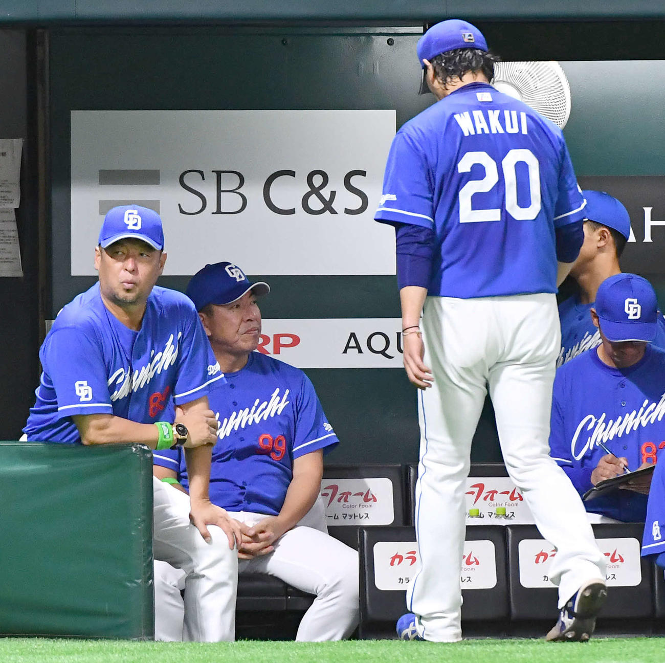 ソフトバンク対中日　3回裏終了後、ベンチへ戻る涌井（右）の奥で厳しい表情を見せる井上監督（左から2人目）（撮影・岩下翔太）