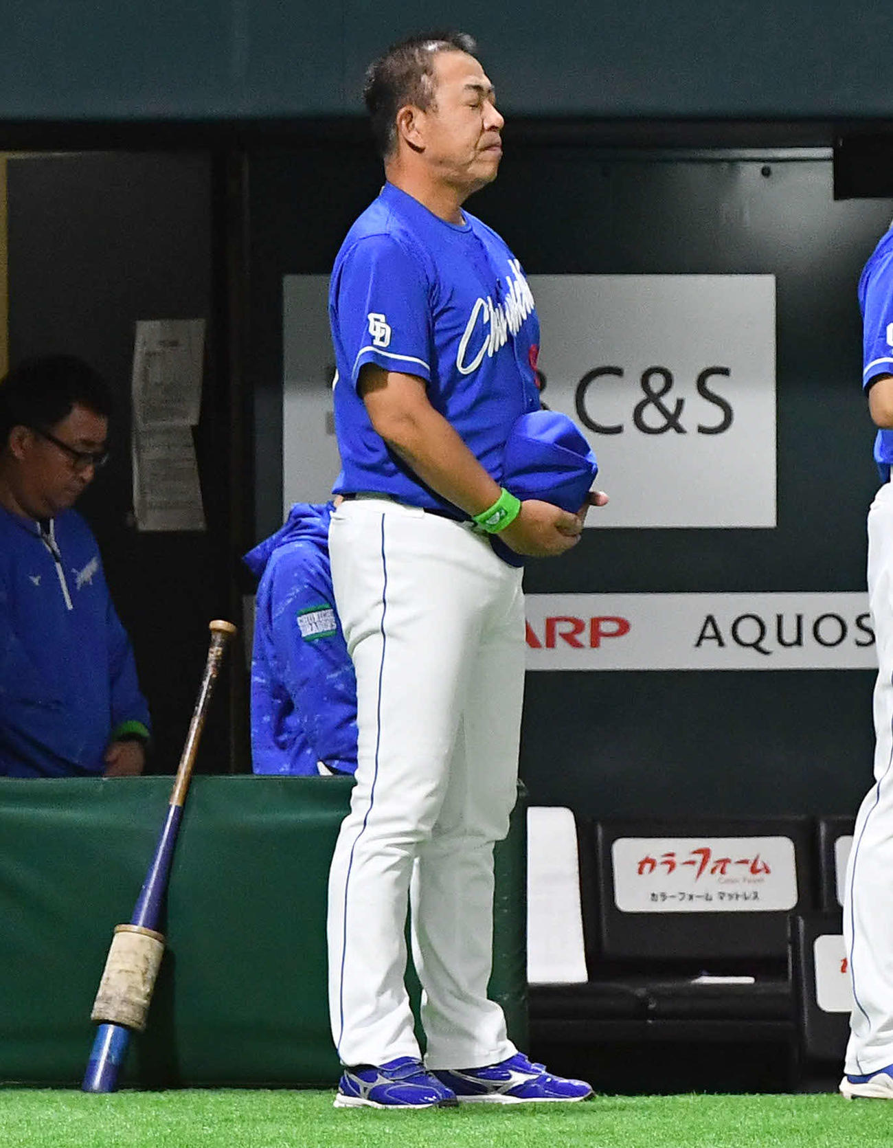 ソフトバンク対中日　試合前、長嶋茂雄さんの訃報を受けて黙とうをささげる中日井上監督（撮影・岩下翔太）