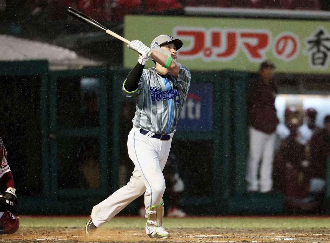 楽天対DeNA 6回表DeNA2死二塁、2点本塁打を放つ佐野（撮影・宮地輝）