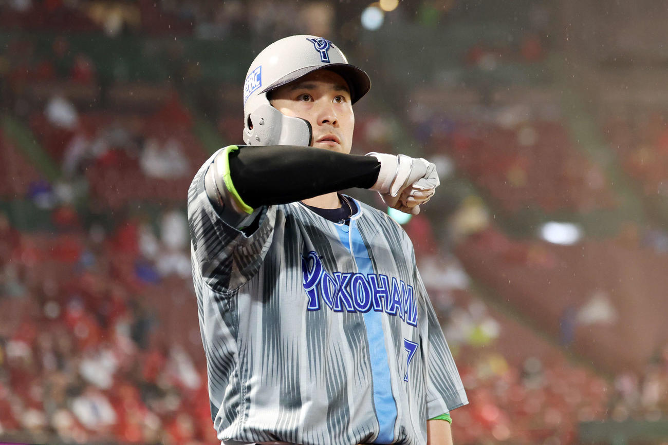 楽天対DeNA 6回表DeNA2死二塁、2点本塁打を放ちデスターシャをする佐野（撮影・宮地輝）