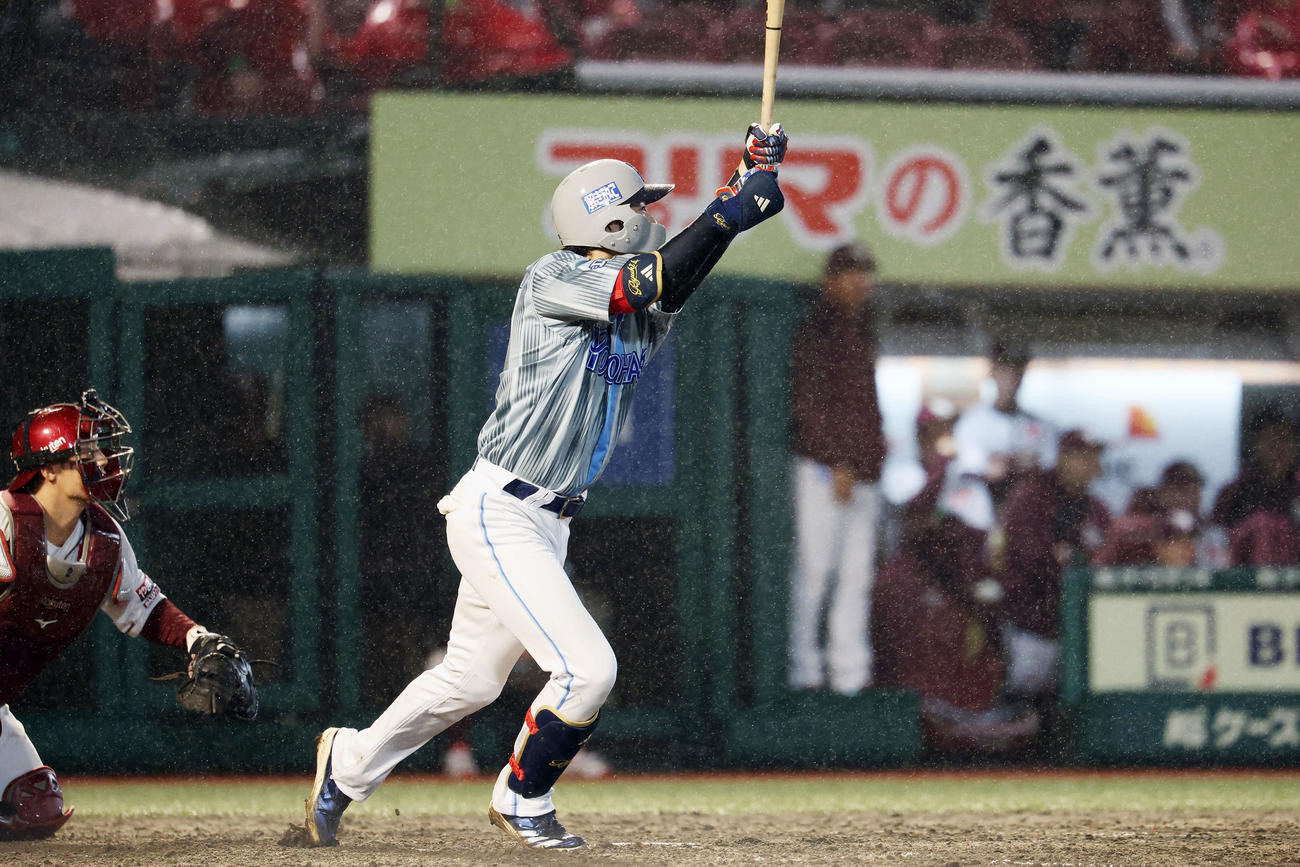 楽天対DeNA 4回表DeNA無死一、三塁、中犠飛を放つ度会（撮影・宮地輝）