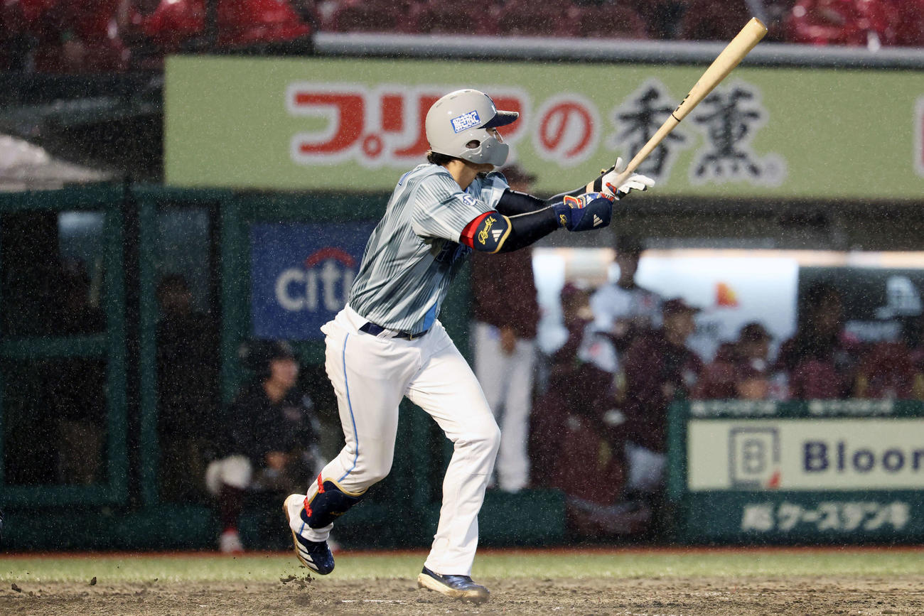楽天対DeNA 4回表DeNA無死一、三塁、中犠飛を放つ度会（撮影・宮地輝）