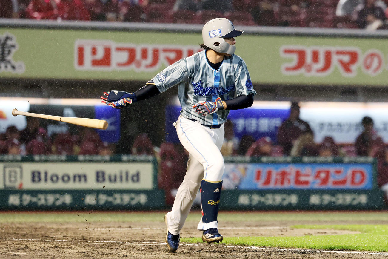 楽天対DeNA 4回表DeNA無死一、三塁、中犠飛を放つ度会（撮影・宮地輝）