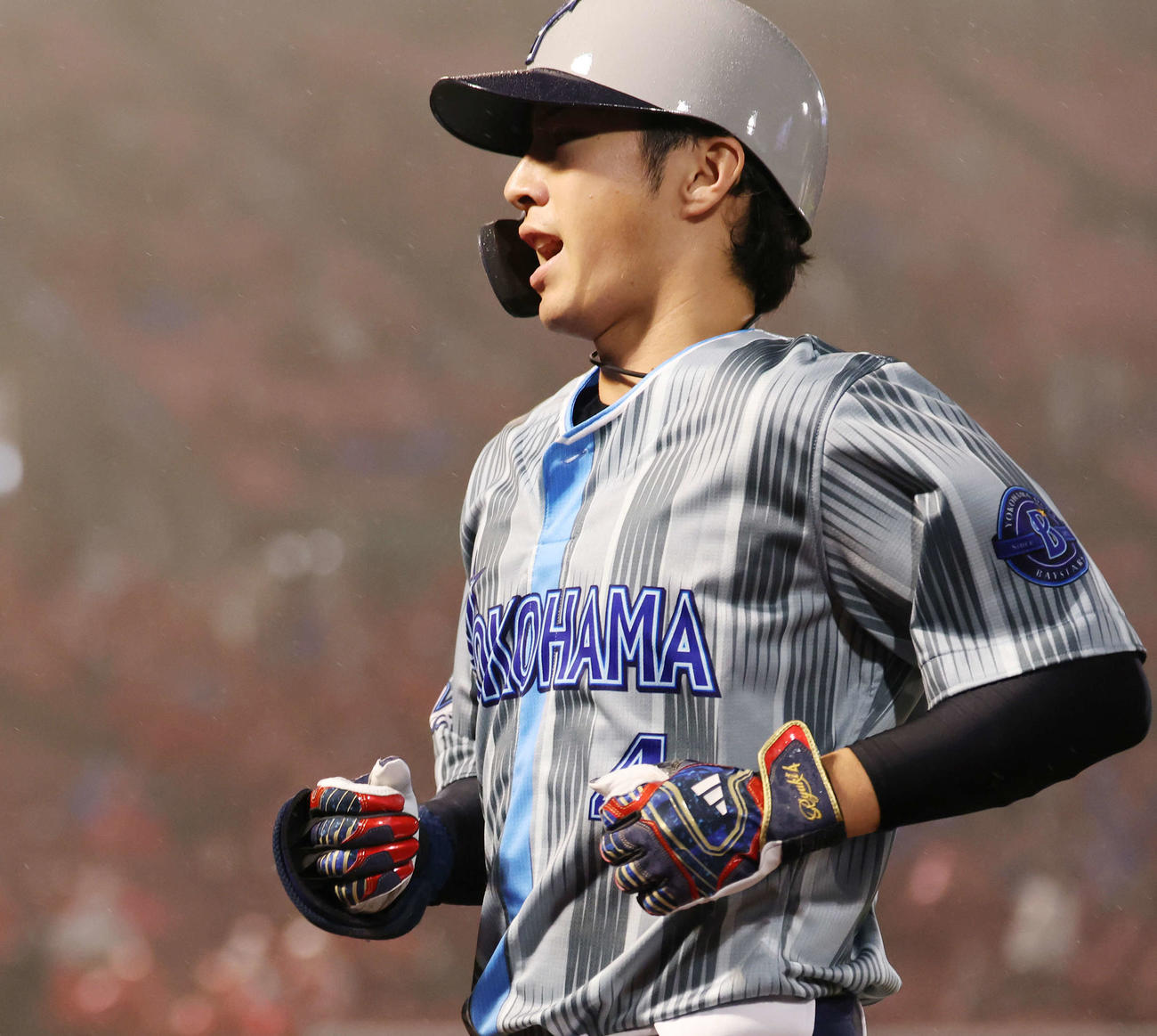 楽天対DeNA 4回表DeNA無死一、三塁、中犠飛を放った度会（撮影・宮地輝）